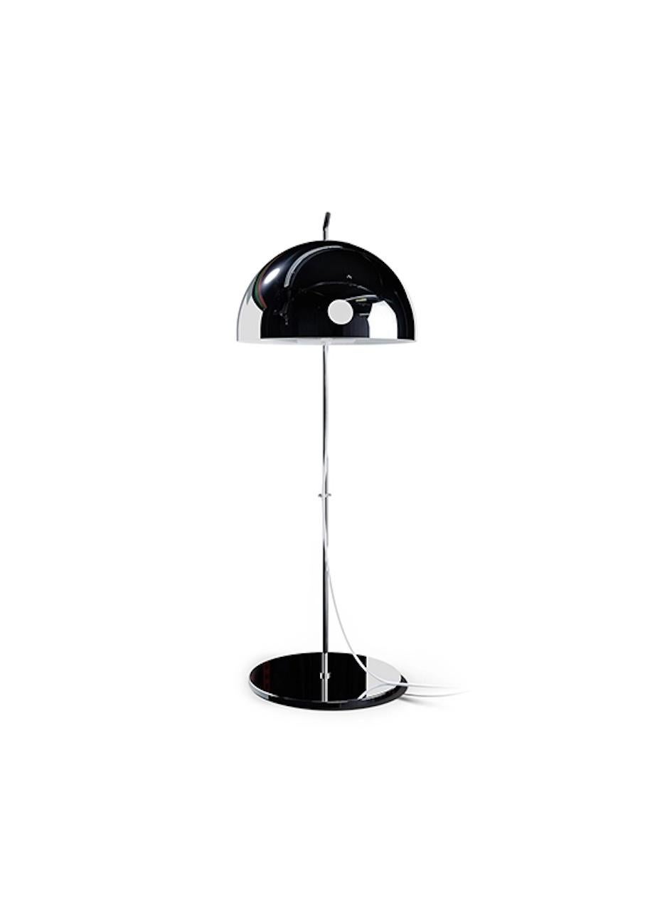 Alain Richard a sans doute inventé le premier projecteur français à la toute fin des années 1950. La lampe est montée sur des tiges pour tous les types d'éclairage : appliques, plafonniers, lampes de bureau, lampes sur pied, etc. Quelques années