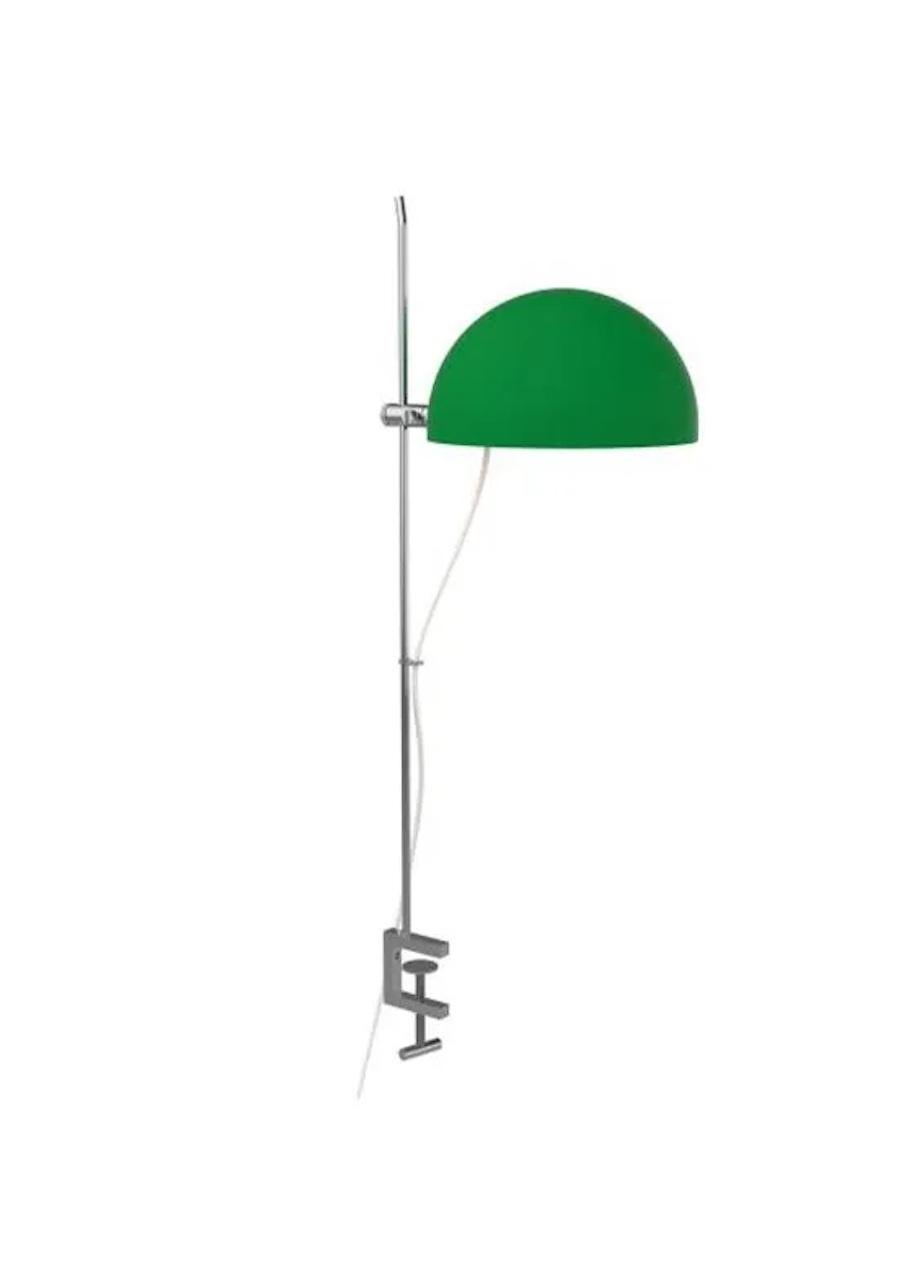 Alain Richard doubtlessly invented the first French spotlight at the very end of the 1950’s. The lamp is amounted on rods for all different kinds of lighting : sconces, ceiling lights, desk lamps, free standing lamps etc. A few years later, he