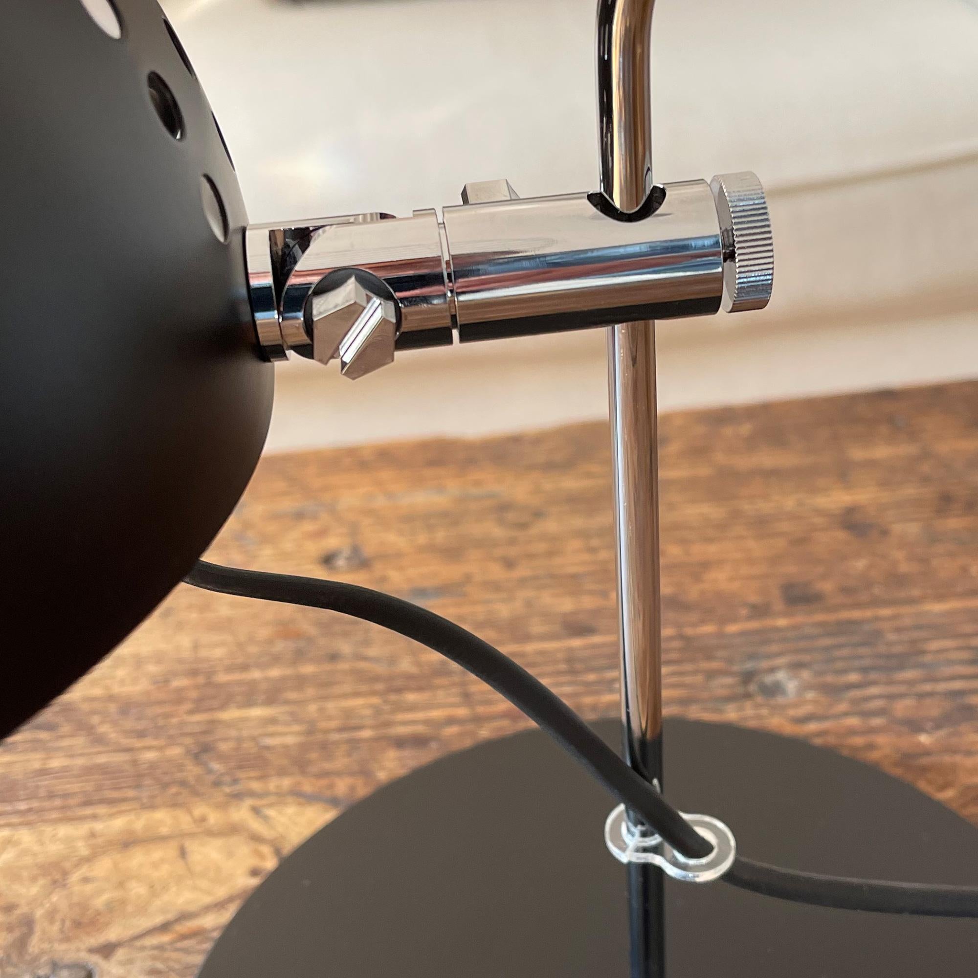 A22 tischlampe von Disderot
Limitierte Auflage. 
Entworfen von Alain Richard
Abmessungen: Ø 40 x H 19 cm.
MATERIALIEN: Lackiertes Metall.

Wird mit Authentifizierungszertifikat geliefert. Hergestellt in Frankreich. Erhältlich in verschiedenen