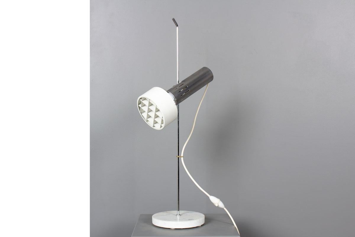 Lampe de bureau conçue par Alain Richard et éditée par Disderot
Modèle A4
Base en marbre de Carrare, tige verticale, réflecteur en aluminium brossé
Hauteur du réflecteur réglable
Modèle Icone