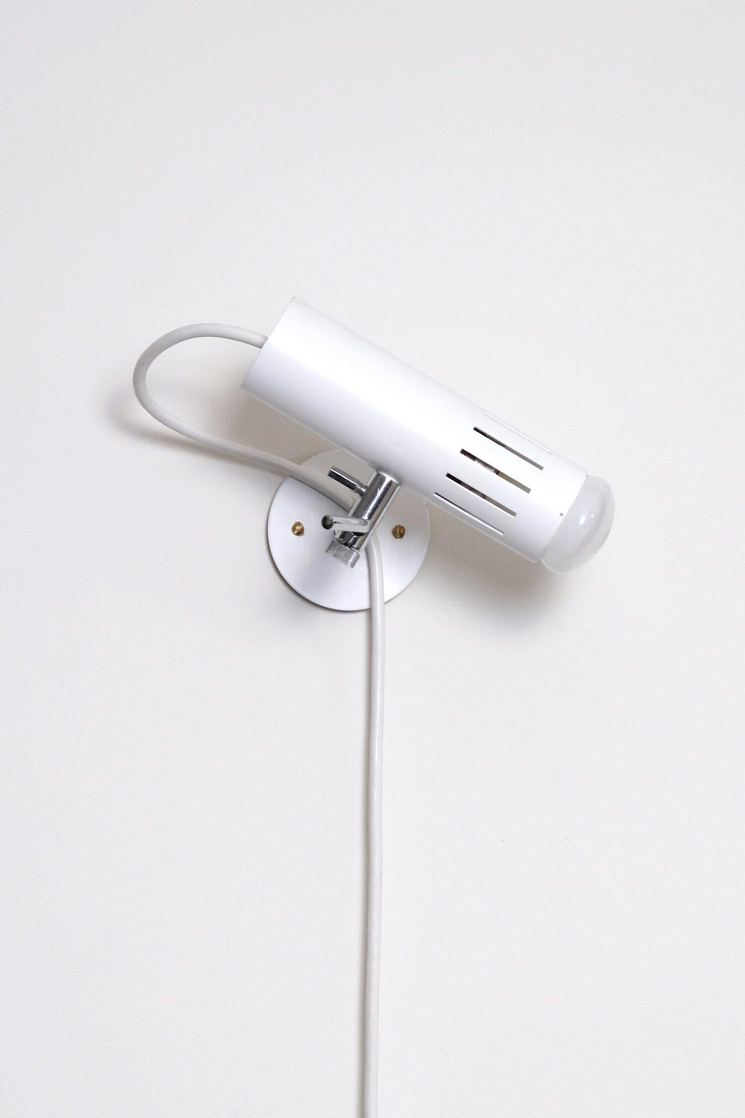 Elegante foco icónico diseñado por Alain Richard para Disderot. Bombilla incandescente de 60 vatios E-26 Edison de casquillo mediano o superior si es LED/CFL. Casquillo original E-26 Edison de casquillo mediano, cable blanco redondo nuevo,