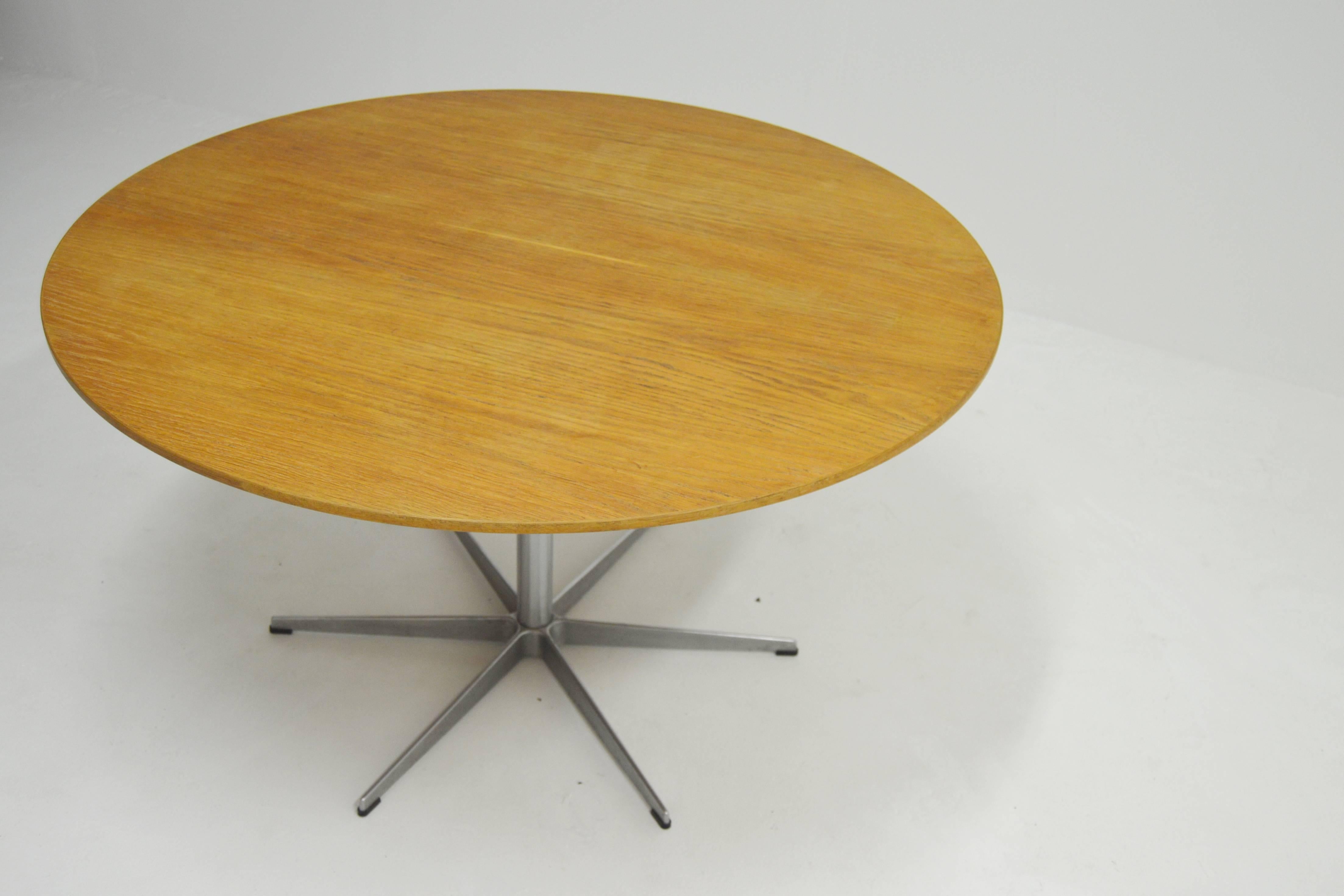 A825 Circular Oak Six Star Table by Arne Jacobsen for Fritz Hansen For Sale 3