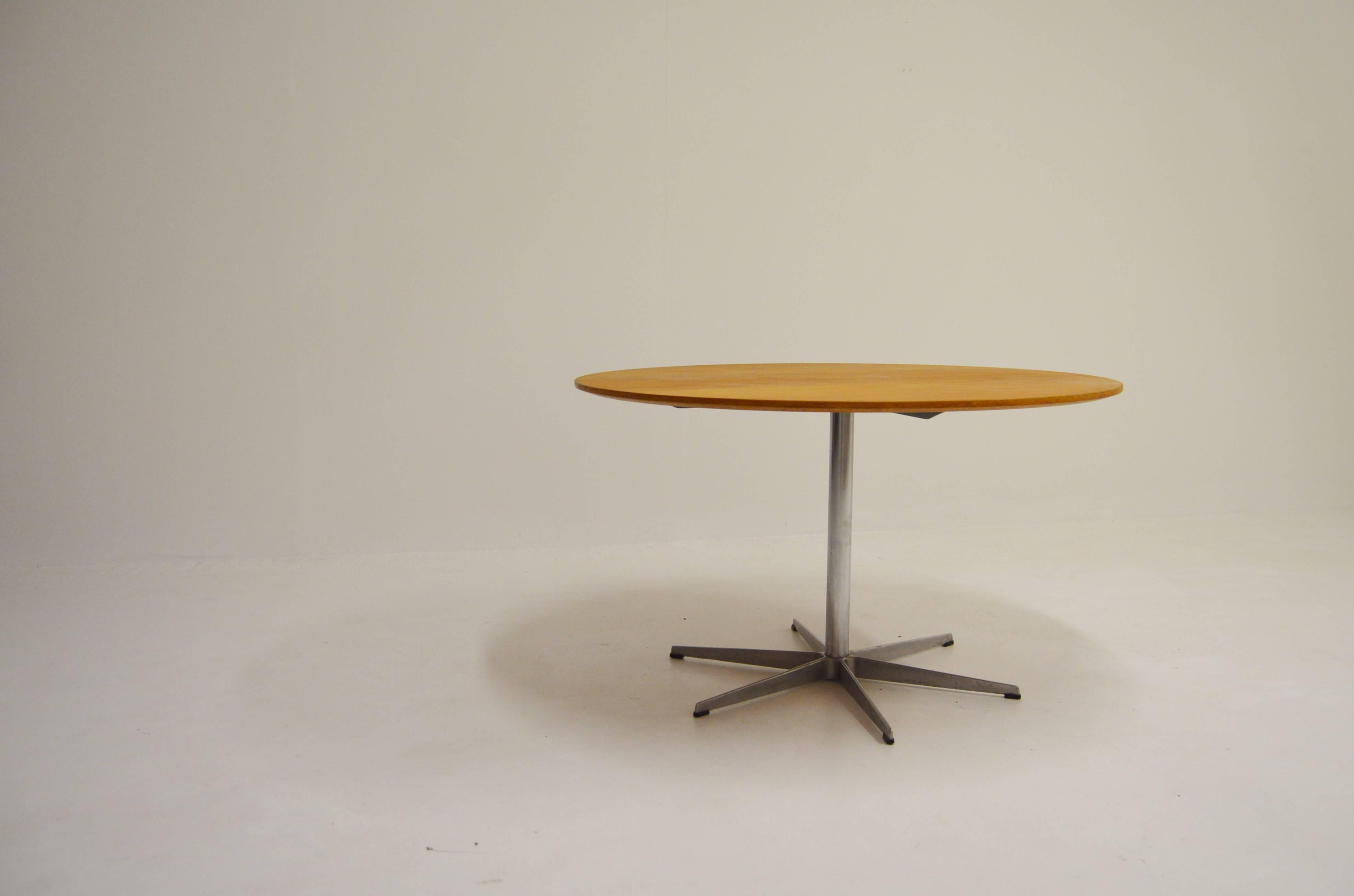 Scandinavian Modern A825 Circular Oak Six Star Table by Arne Jacobsen for Fritz Hansen For Sale