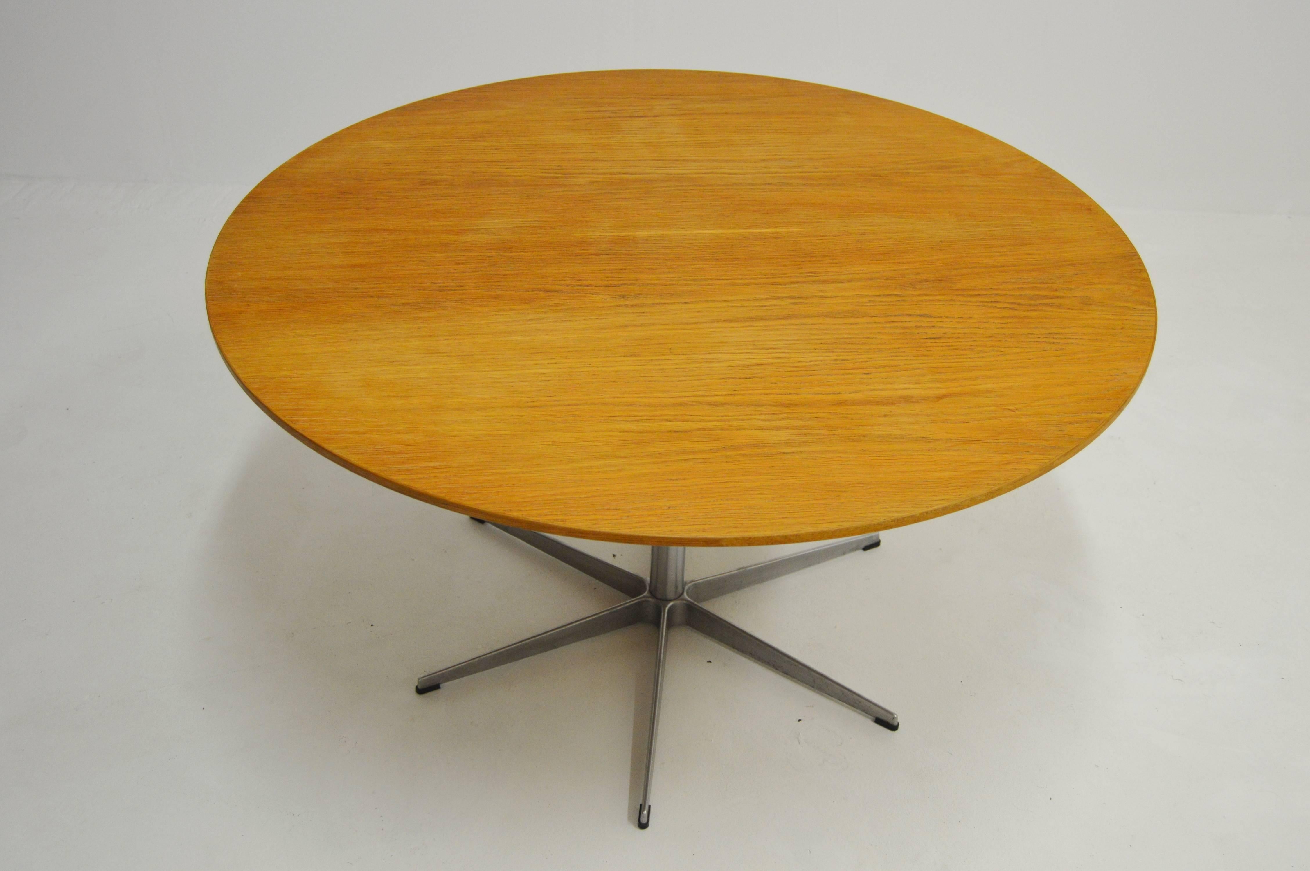 Danish A825 Circular Oak Six Star Table by Arne Jacobsen for Fritz Hansen For Sale