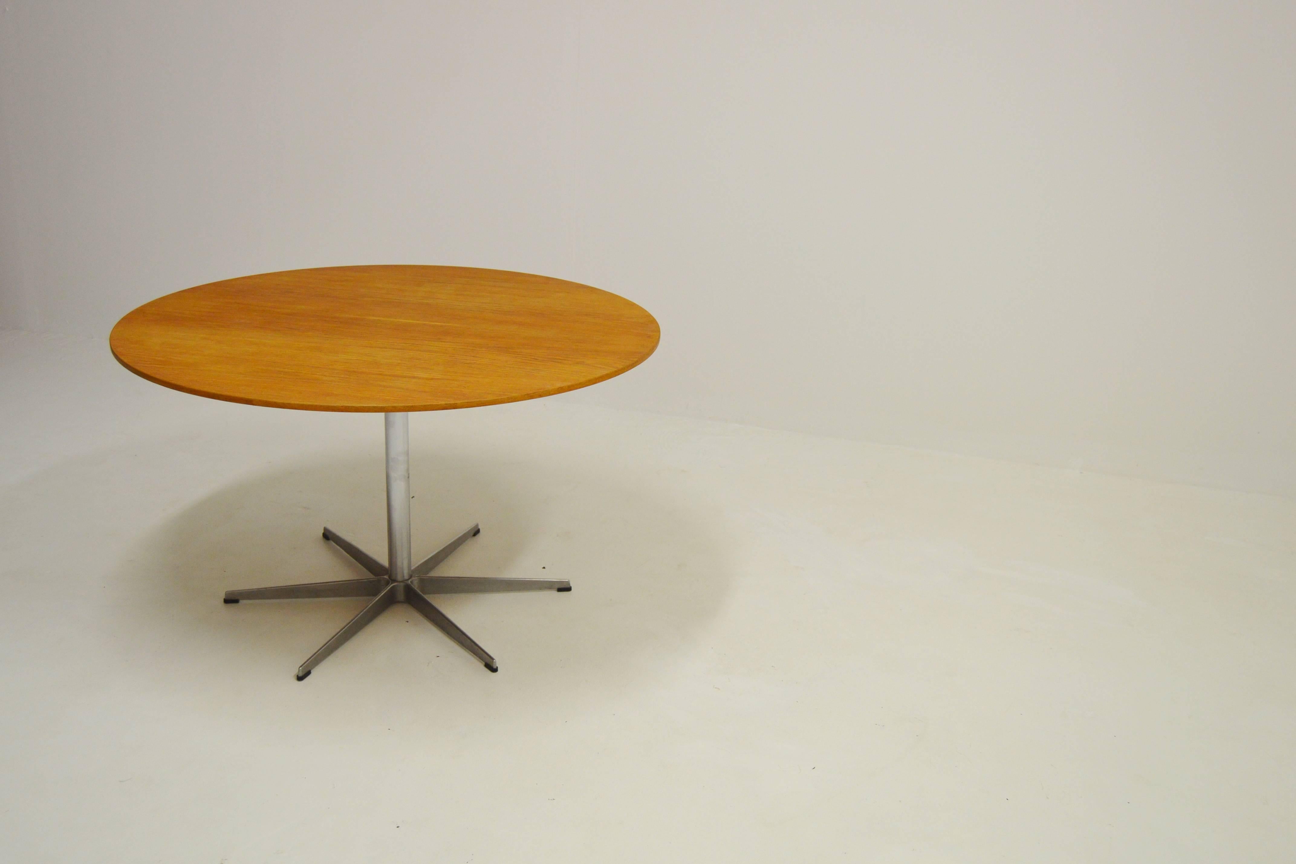 A825 Circular Oak Six Star Table by Arne Jacobsen for Fritz Hansen In Good Condition For Sale In Alvesta, SE