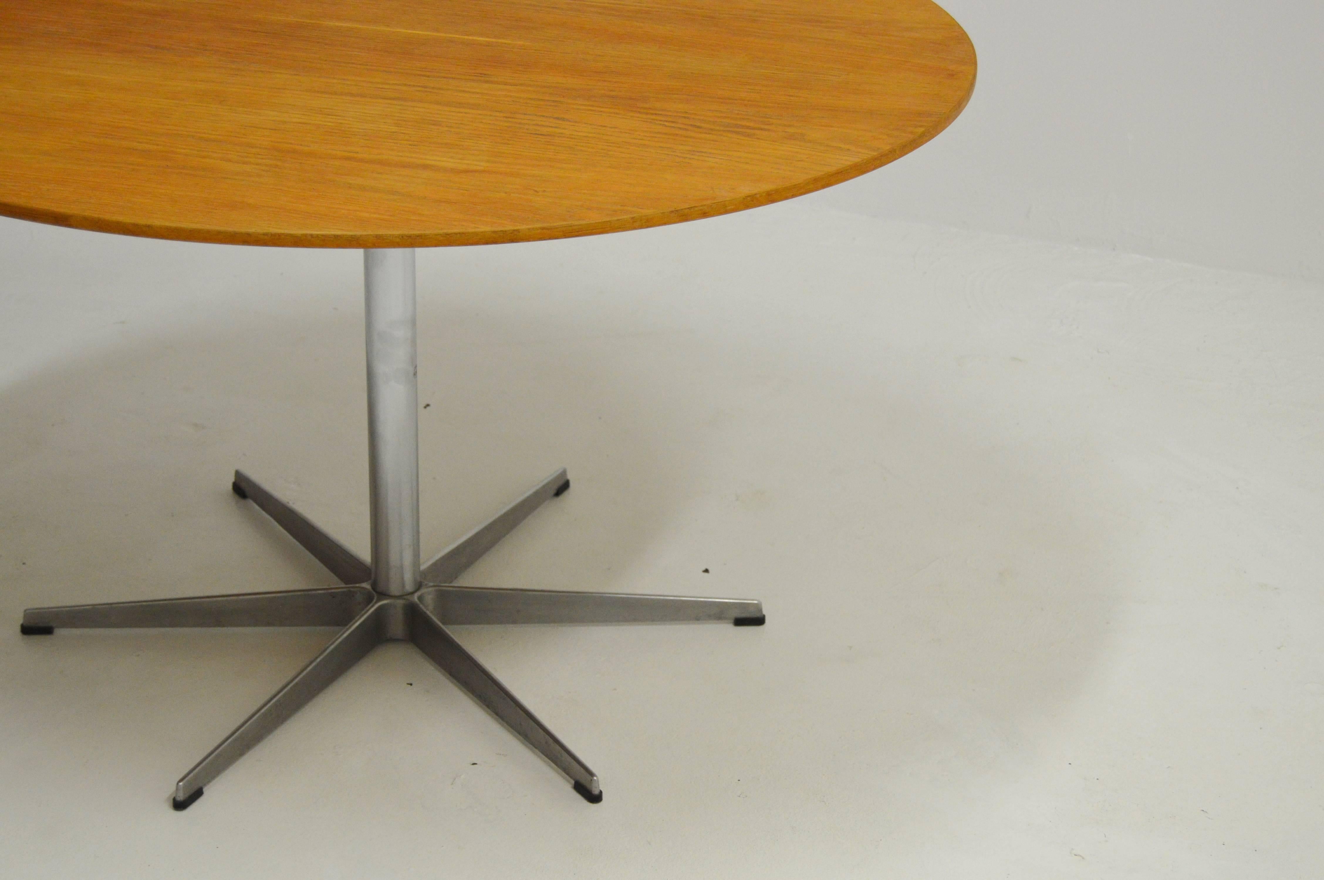 Late 20th Century A825 Circular Oak Six Star Table by Arne Jacobsen for Fritz Hansen For Sale