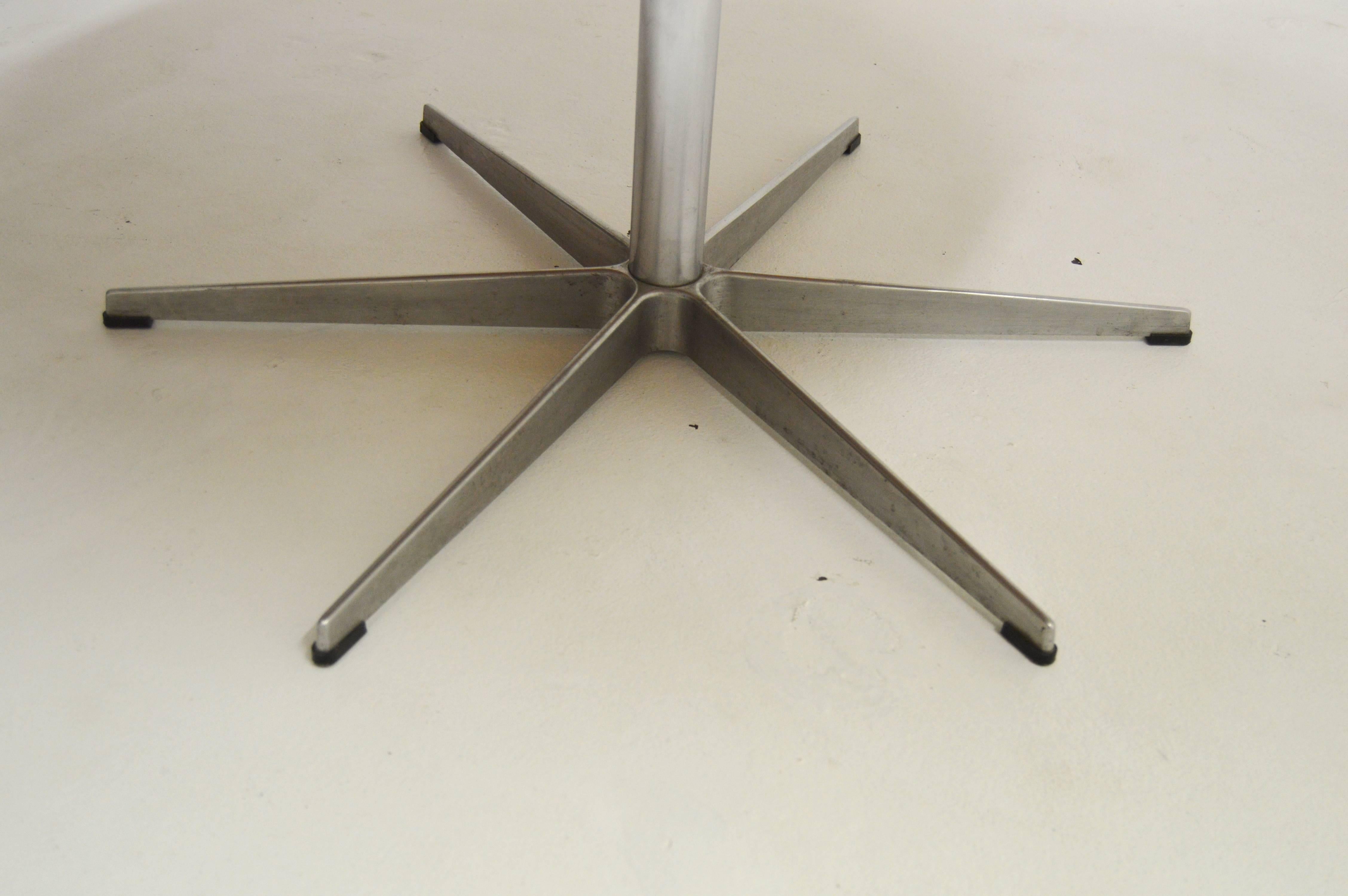 Aluminum A825 Circular Oak Six Star Table by Arne Jacobsen for Fritz Hansen For Sale