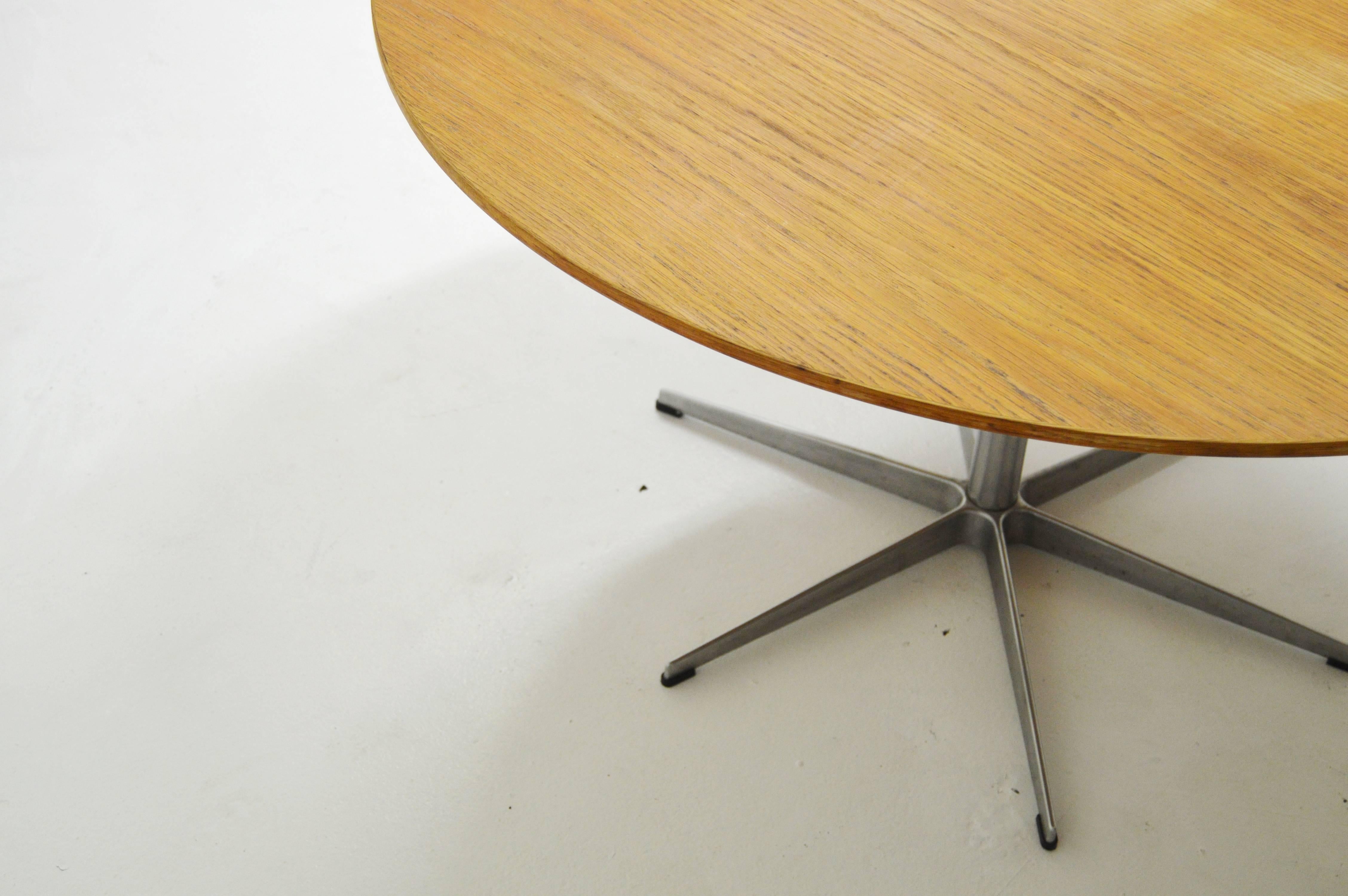 A825 Circular Oak Six Star Table by Arne Jacobsen for Fritz Hansen For Sale 2