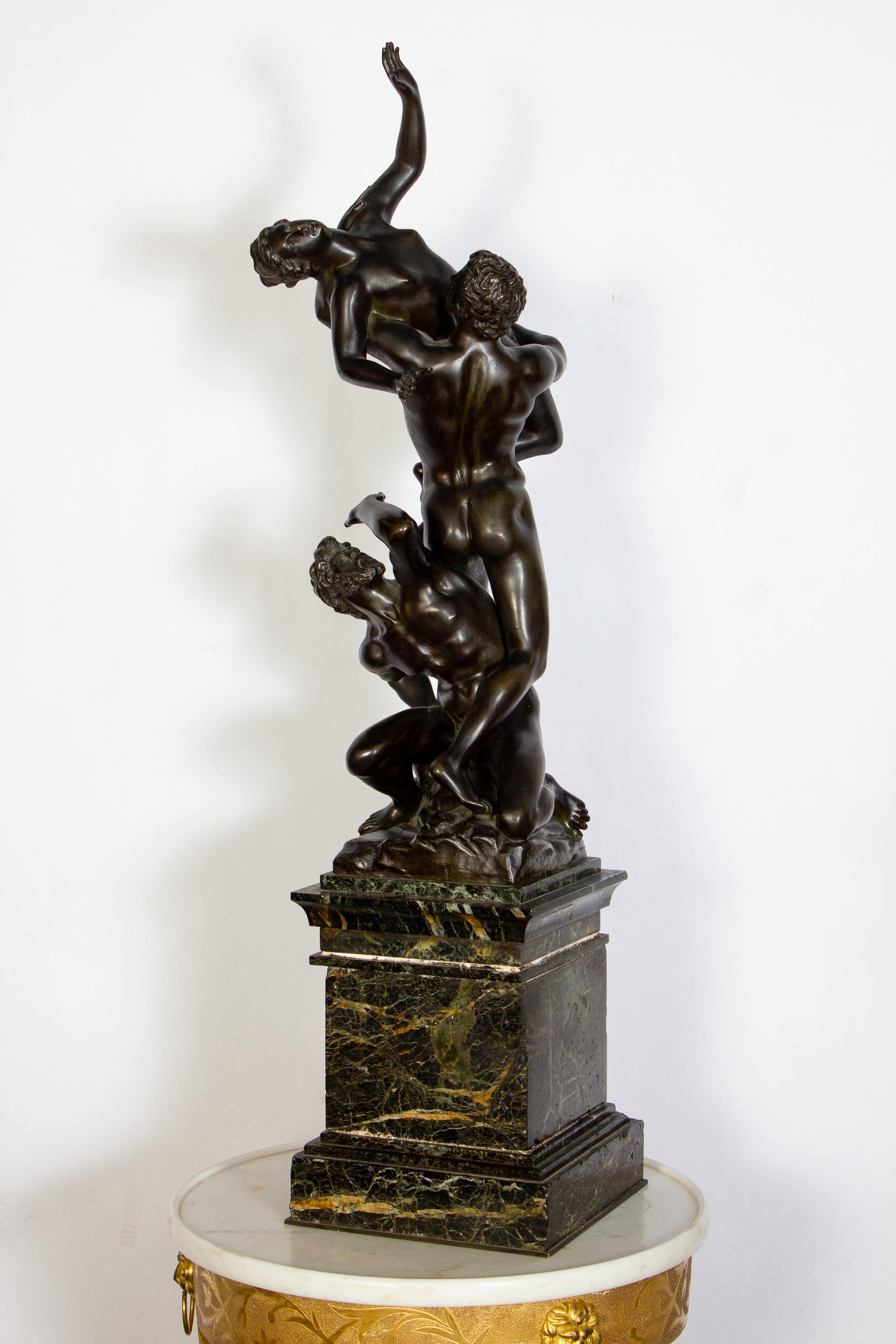 Schöne Gruppe von Skulpturen in Bronze nach  Jean de Boulogne (Giambologna)
Die quälend verdrehte Vergewaltigung der Sabinerinnen  ist eine der schönsten und technisch schwierigsten Skulpturen der Welt. Drei ineinander verschlungene Körper, zwei