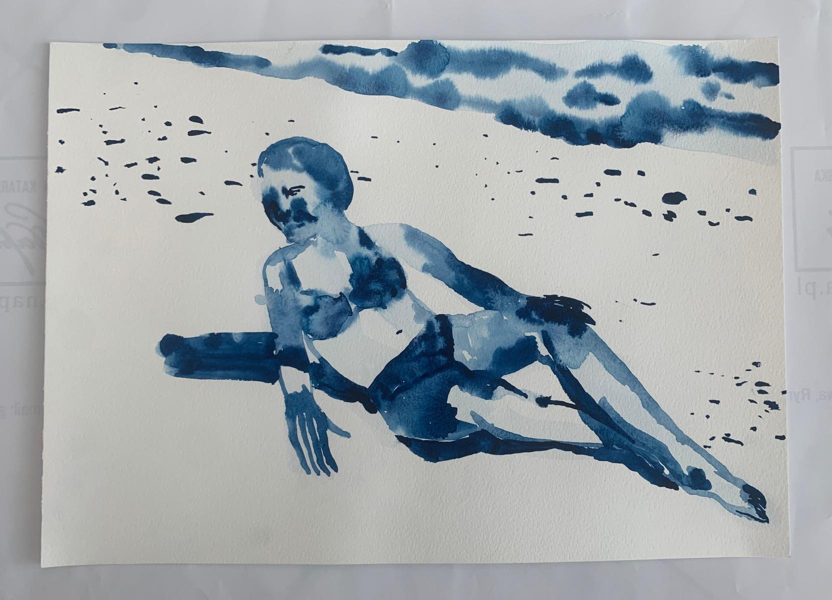 Acquerello figurativo contemporaneo su carta dell'artista polacca residente in Belgio Hanna Ilczyszyn. L'opera d'arte raffigura una donna sdraiata a terra in costume da bagno. Evoca una calda giornata estiva di vacanza. Il dipinto è monocromatico in