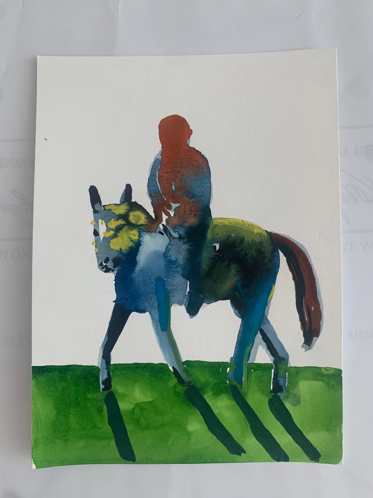 Acquerello figurativo contemporaneo su carta dell'artista polacca residente in Belgio Hanna Ilczyszyn. L'opera d'arte raffigura un equestre che va a cavallo. La pittura è colorata. È stato creato durante un soggiorno di residenza artistica in