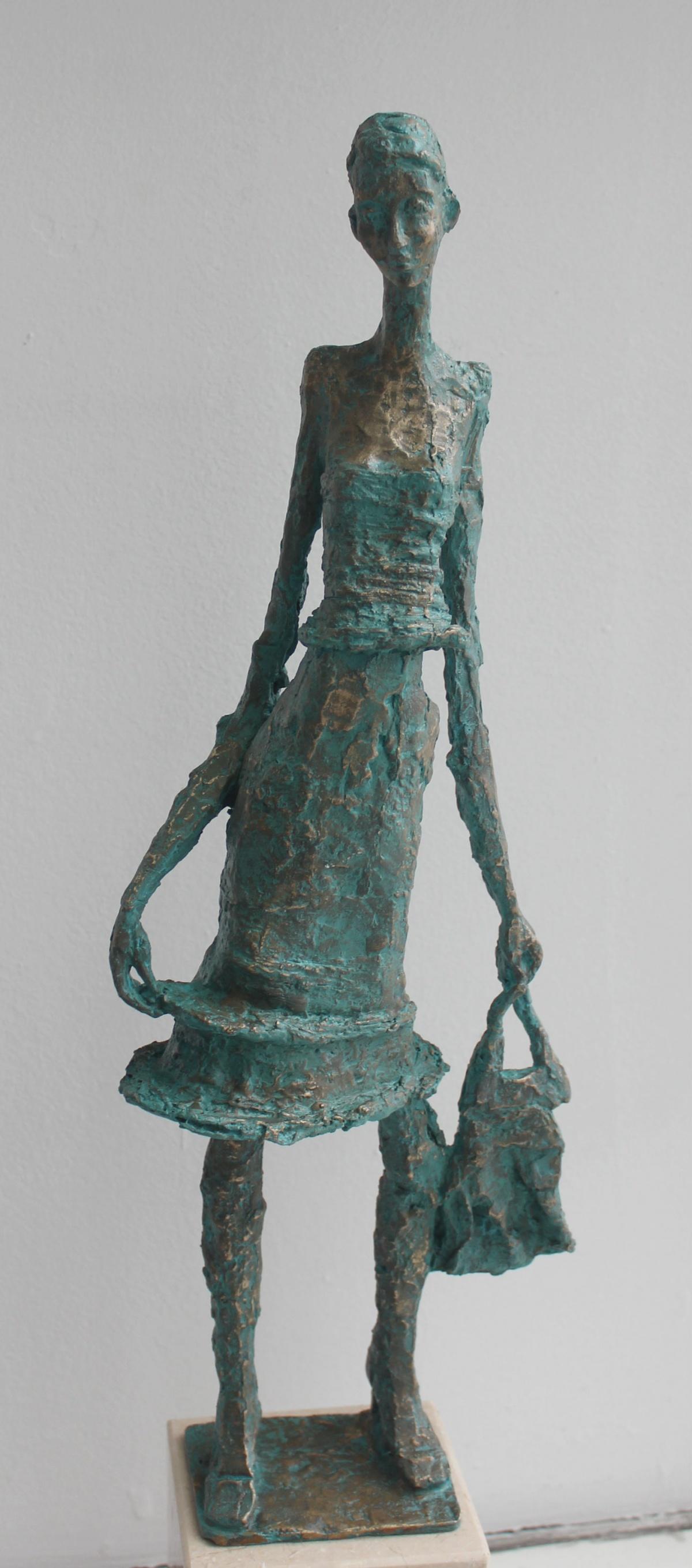 Woman with a purse - XXI Jahrhundert:: Figurative Skulptur:: Bronze und Marmor – Sculpture von Jadwiga Lewandowska
