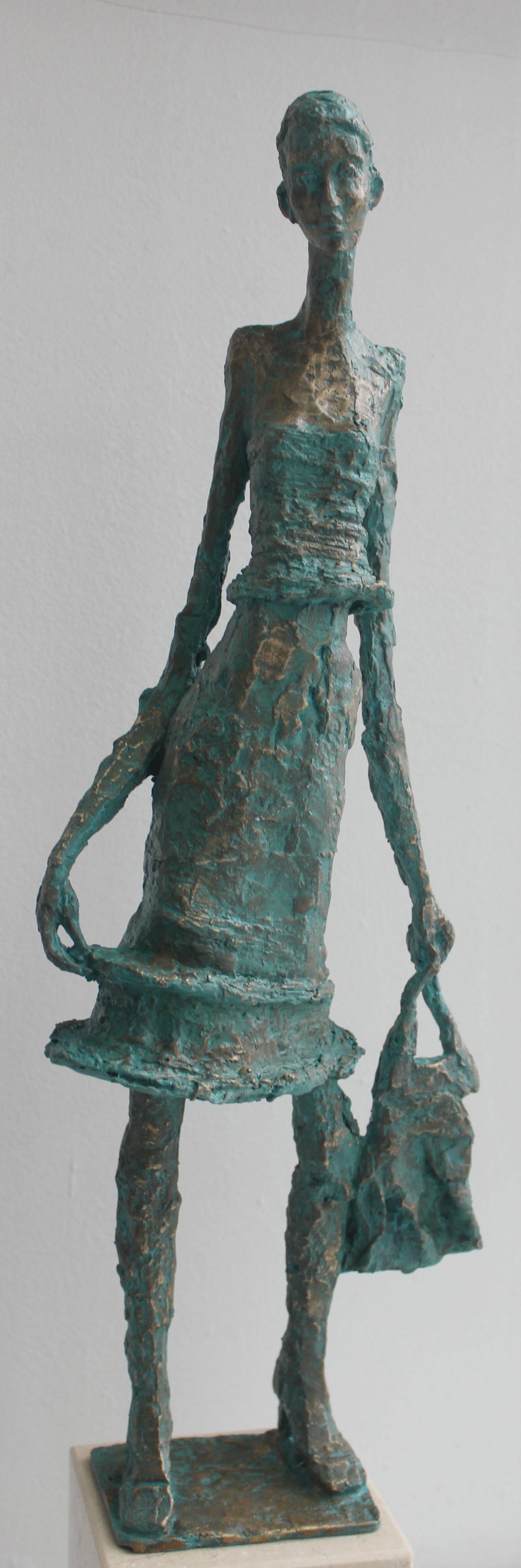 Woman with a purse - XXI Jahrhundert:: Figurative Skulptur:: Bronze und Marmor (Sonstige Kunststile), Sculpture, von Jadwiga Lewandowska