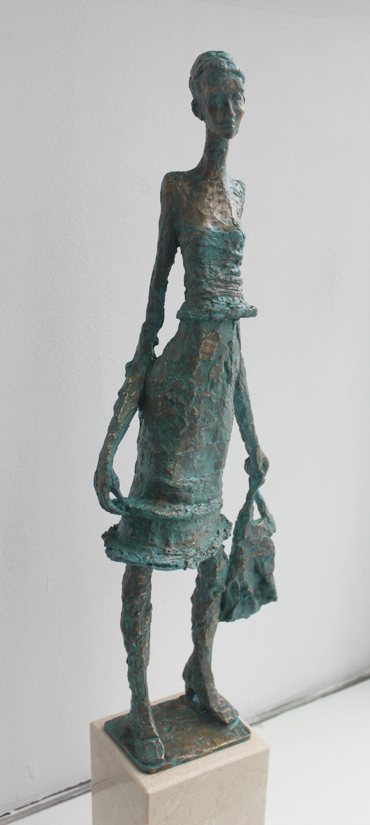 Woman with a purse - XXI Jahrhundert:: Figurative Skulptur:: Bronze und Marmor (Gold), Figurative Sculpture, von Jadwiga Lewandowska