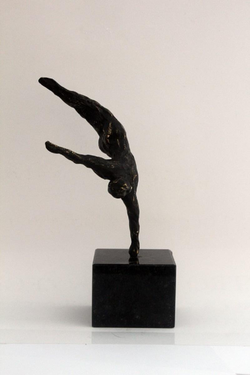 Un acróbata. Escultura figurativa de bronce, Desnudo, Composición dinámica, Arte polaco - Sculpture Otro estilo de arte de Ryszard Piotrowski