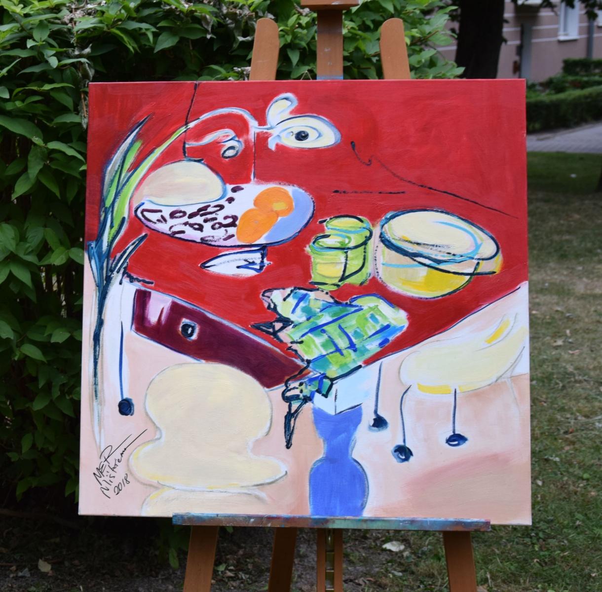Table rouge - Nature morte du XXe siècle, peinture à l'huile figurative, couleurs vives - Painting de Marzena Miskiewicz