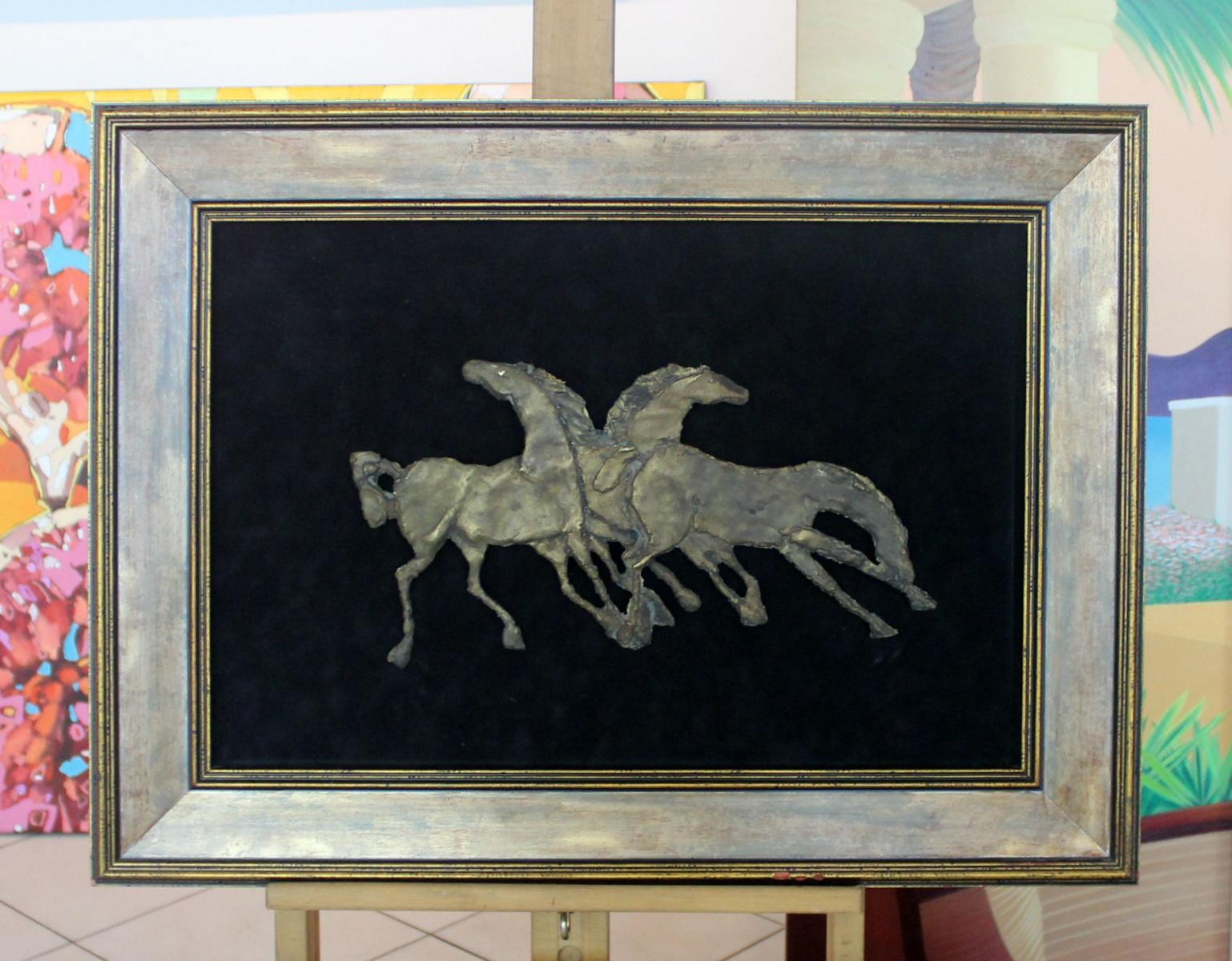 Pferde – Mischtechnik, Bronzerelief auf Samt, figürlich, Tiere – Sculpture von Lesniak