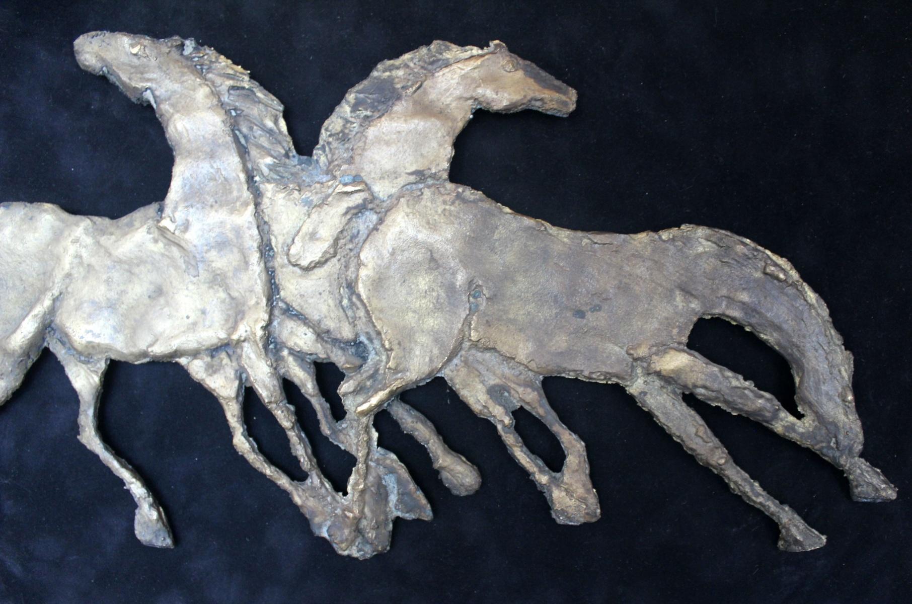 Pferde – Mischtechnik, Bronzerelief auf Samt, figürlich, Tiere (Gold), Figurative Sculpture, von Lesniak