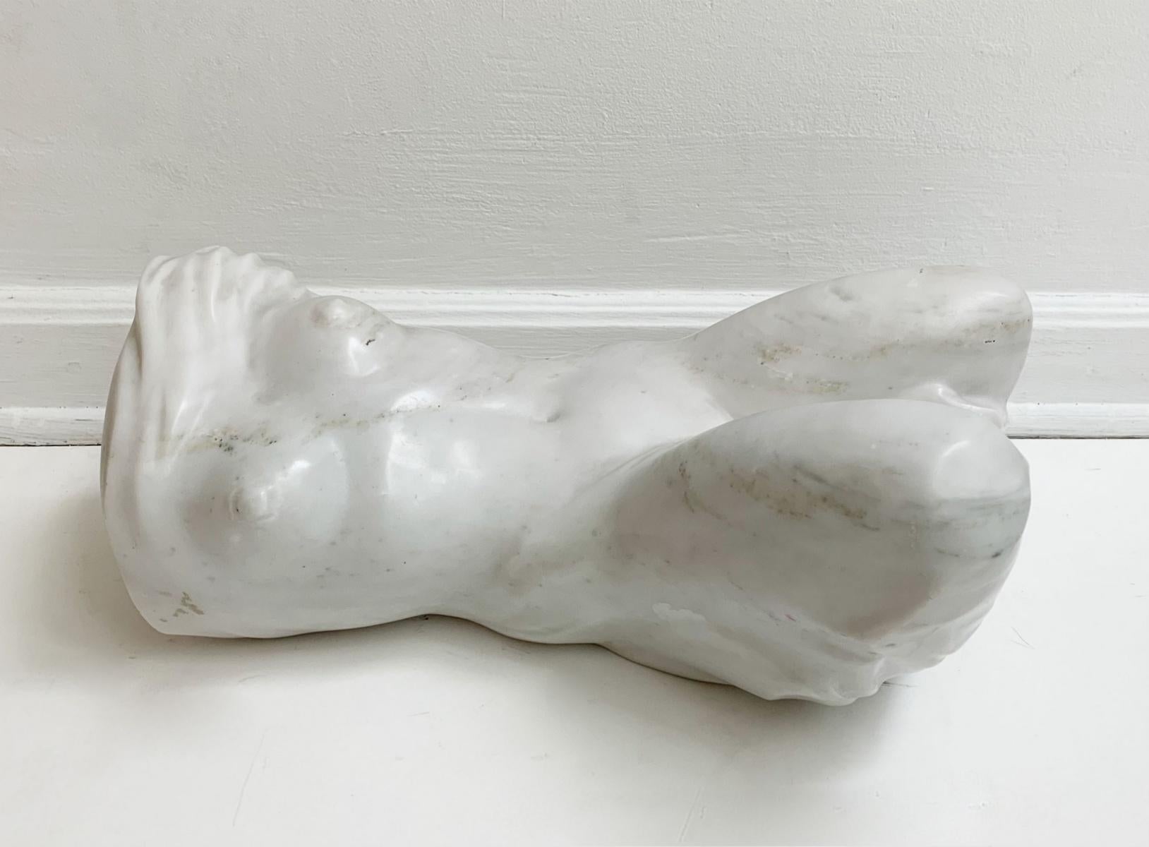 Nude – 21. Jahrhundert, Zeitgenössische figurative Marmorskulptur, klassisch, Realismus (Grau), Nude Sculpture, von Ryszard Piotrowski