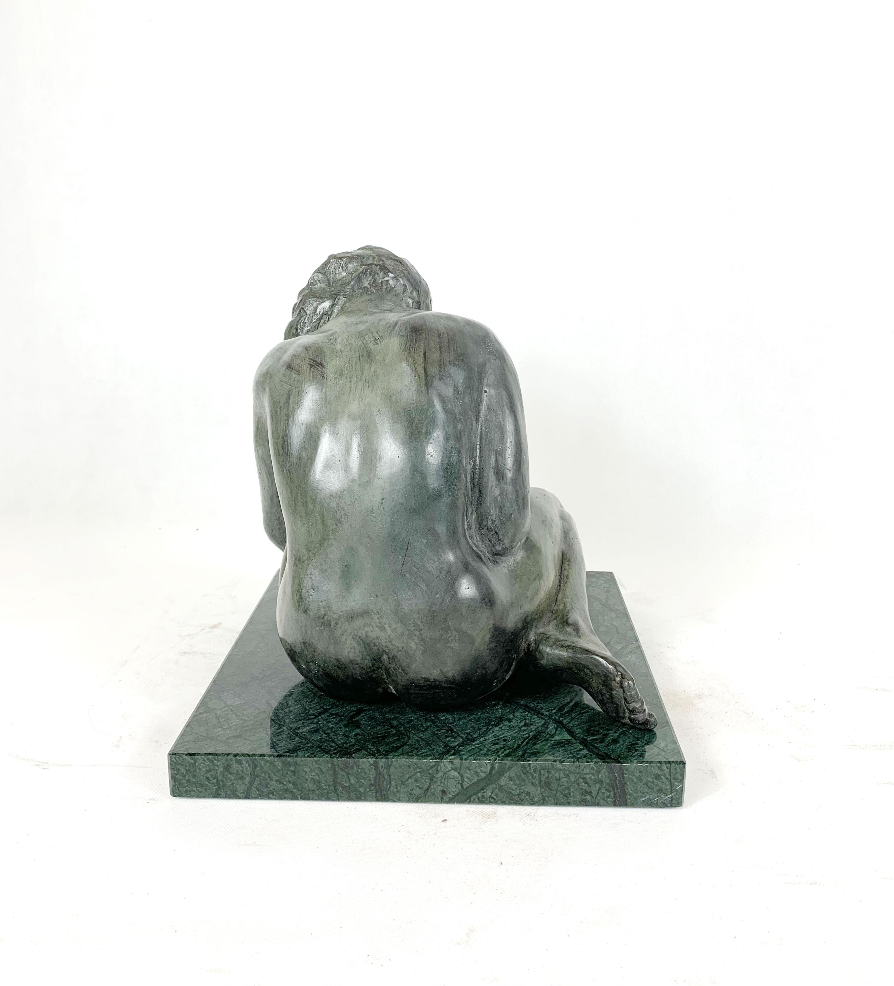 Femme - Sculpture figurative en bronze contemporaine du XXIe siècle, classique, réalisme en vente 1