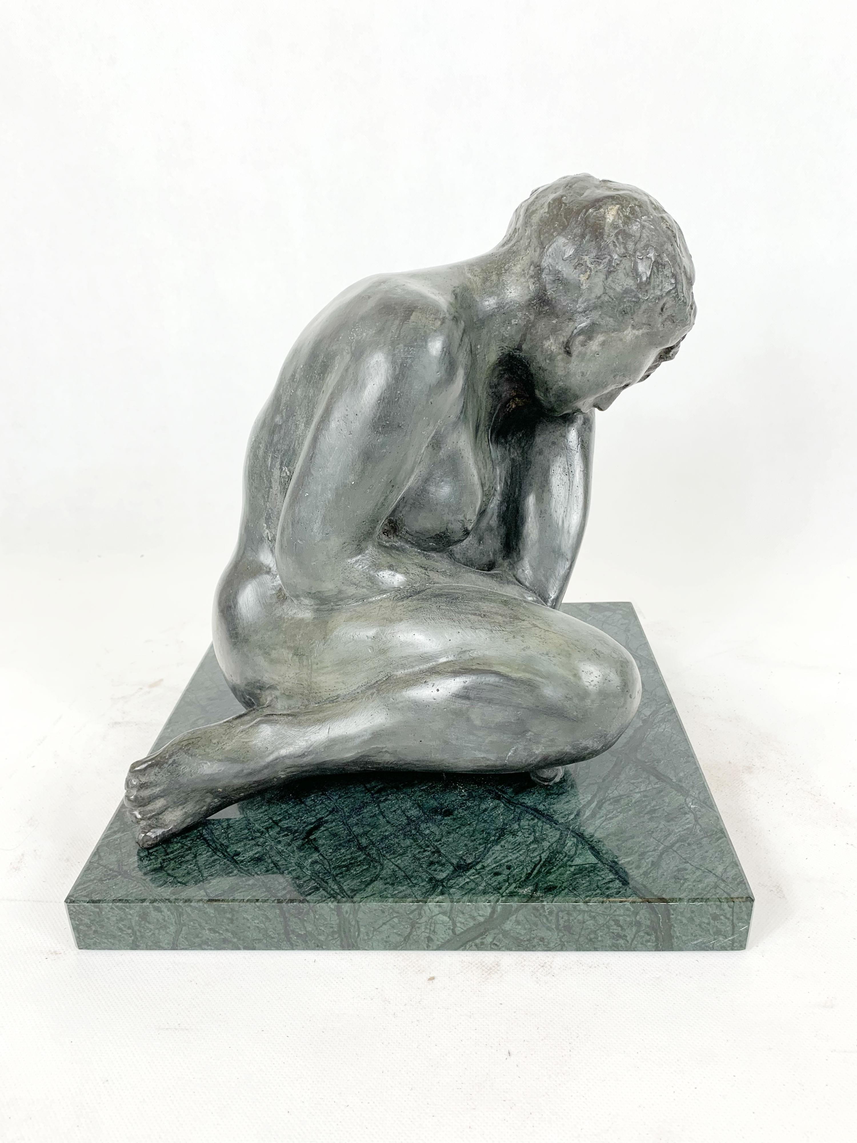Femme - Sculpture figurative en bronze contemporaine du XXIe siècle, classique, réalisme en vente 4