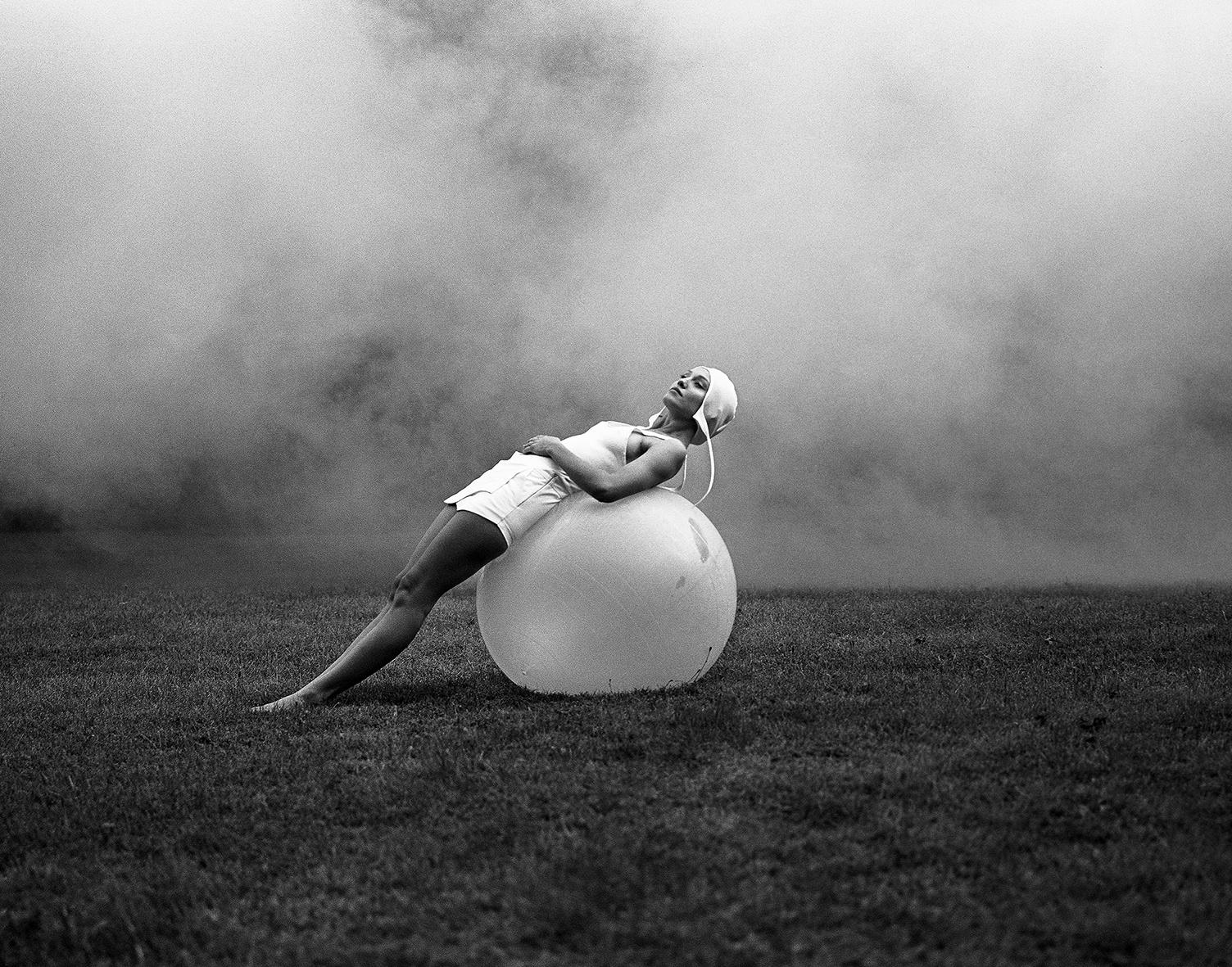 Joanna Chudy Black and White Photograph – Überschwänglichkeit. Verborgene Identität – Zeitgenössische Schwarz-Weiß-Fotografie, figürlich