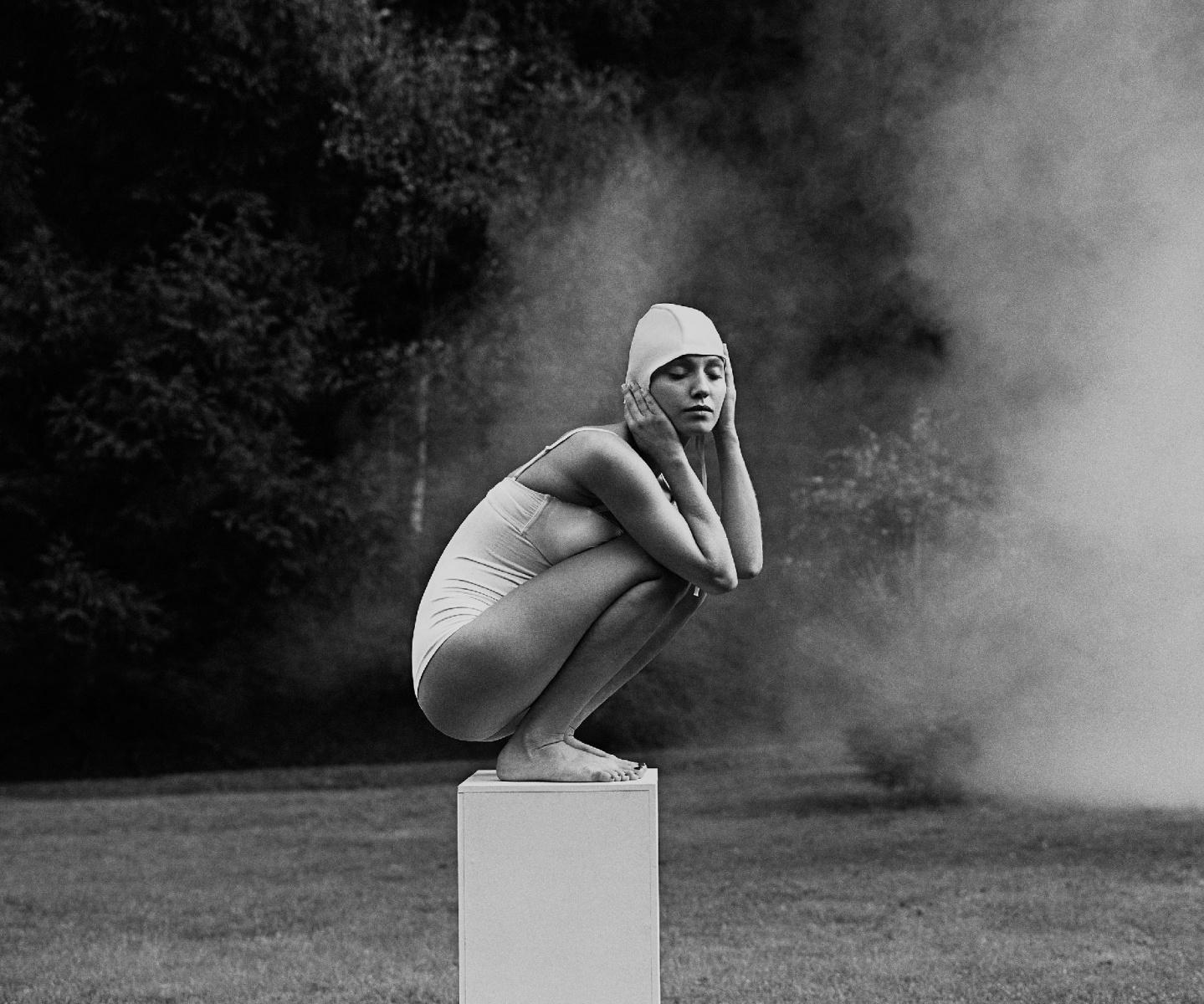 Joanna Chudy Figurative Photograph – Überschwänglichkeit. Verborgene Identität – Zeitgenössische Schwarz-Weiß-Fotografie, figürlich