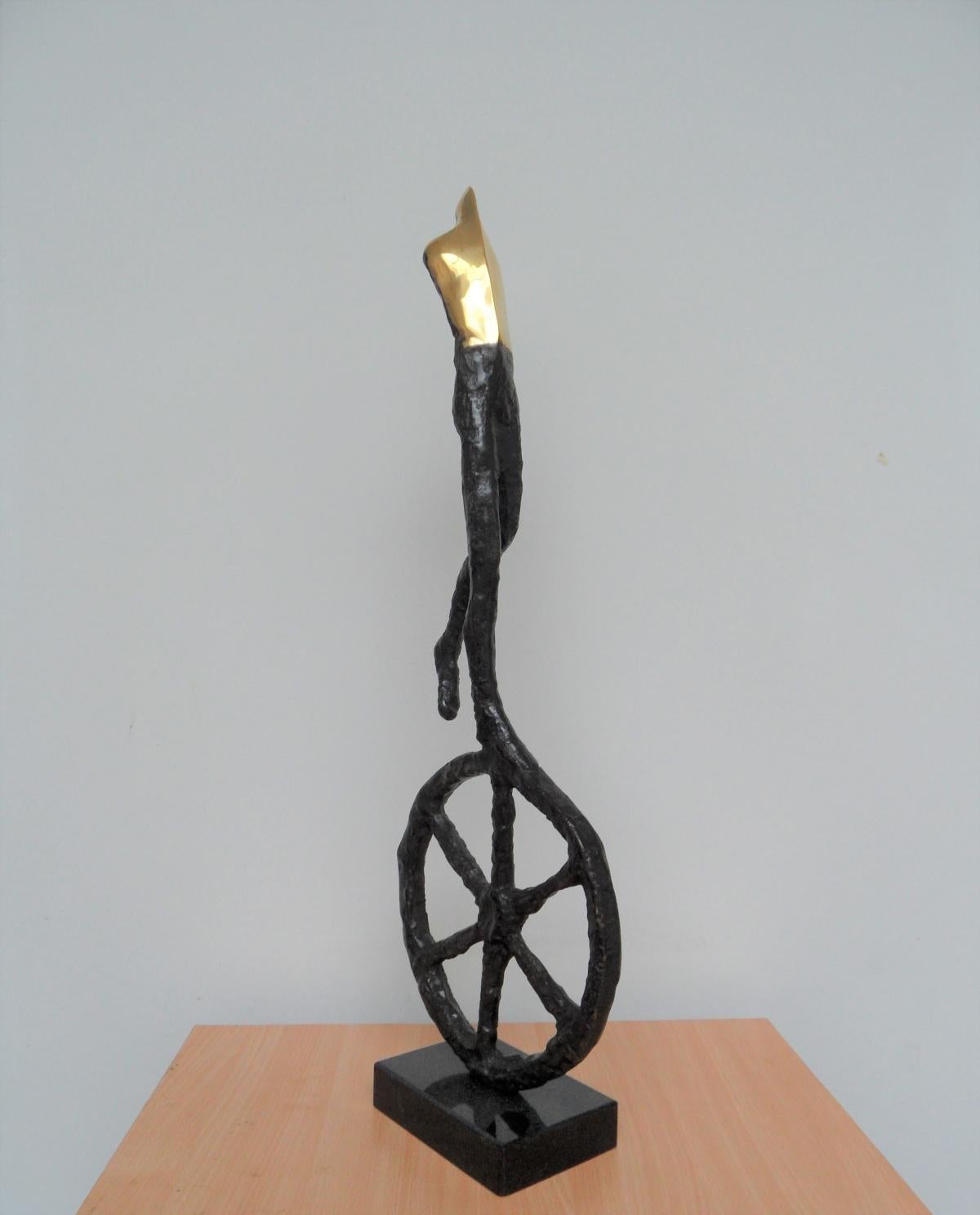 Zeitgenössische figurative Original-Skulptur, Wanderer aus Bronze 