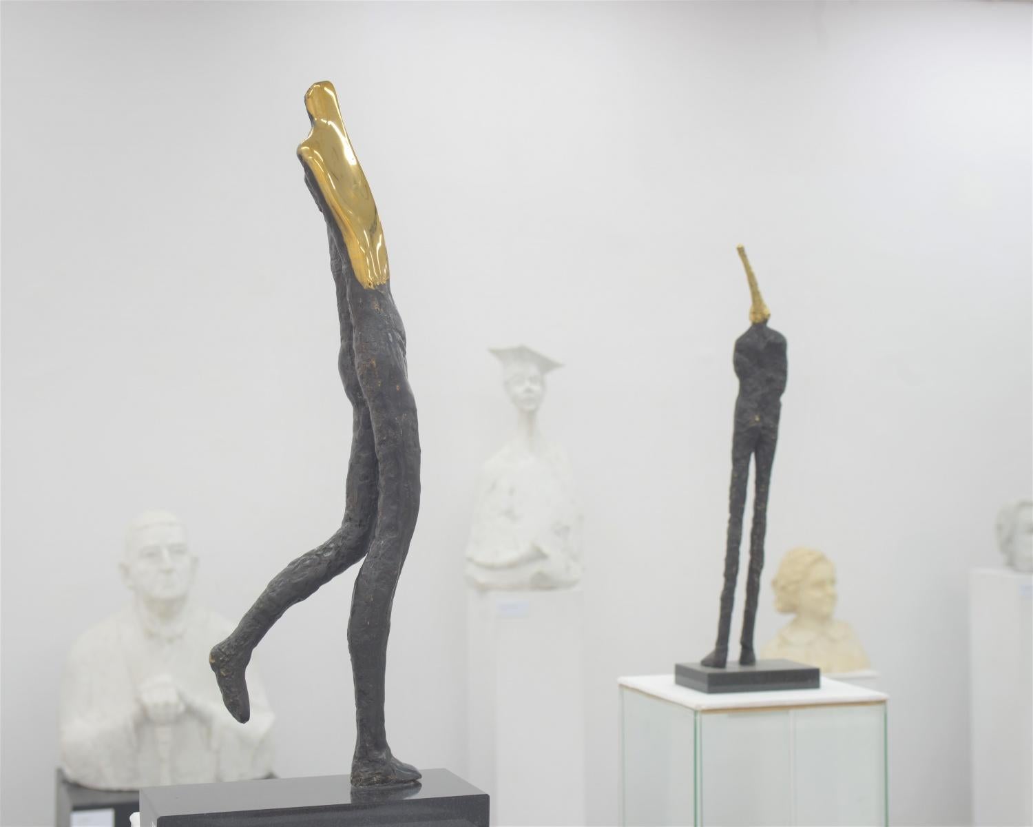 Zeitgenössische figurative Original-Skulptur aus Bronze für Läufer  – Sculpture von Michal Kubiak