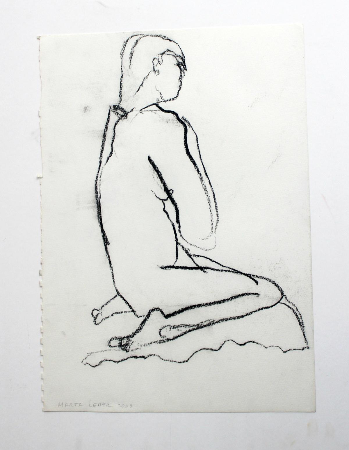Nude – 21. Jahrhundert, Zeitgenössische figurative Holzkohlezeichnung, sitzend weiblich – Art von Marta Łebek