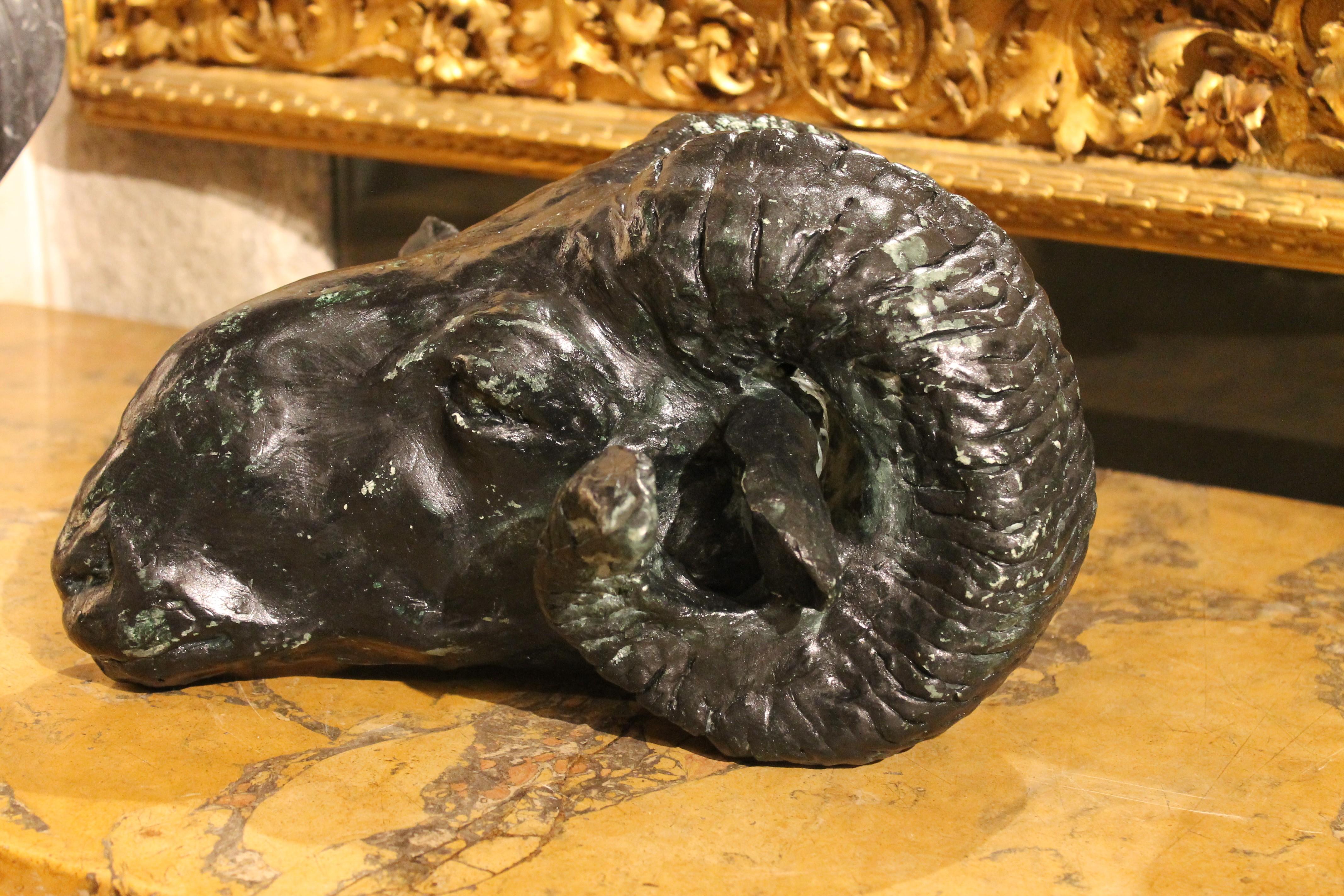 Tête de bélier Sculpture contemporaine en plâtre avec patine verte Style Rome antique en vente 3