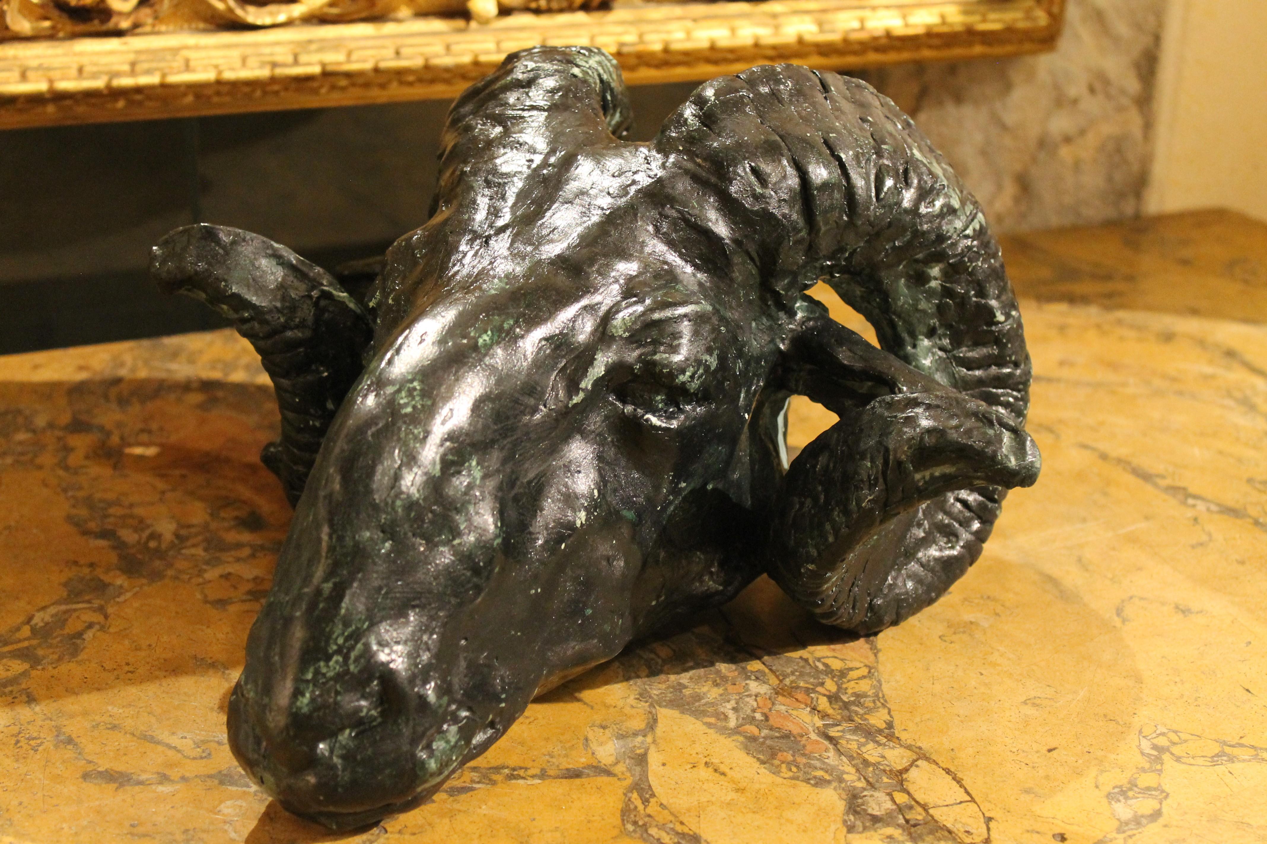 Tête de bélier Sculpture contemporaine en plâtre avec patine verte Style Rome antique en vente 4