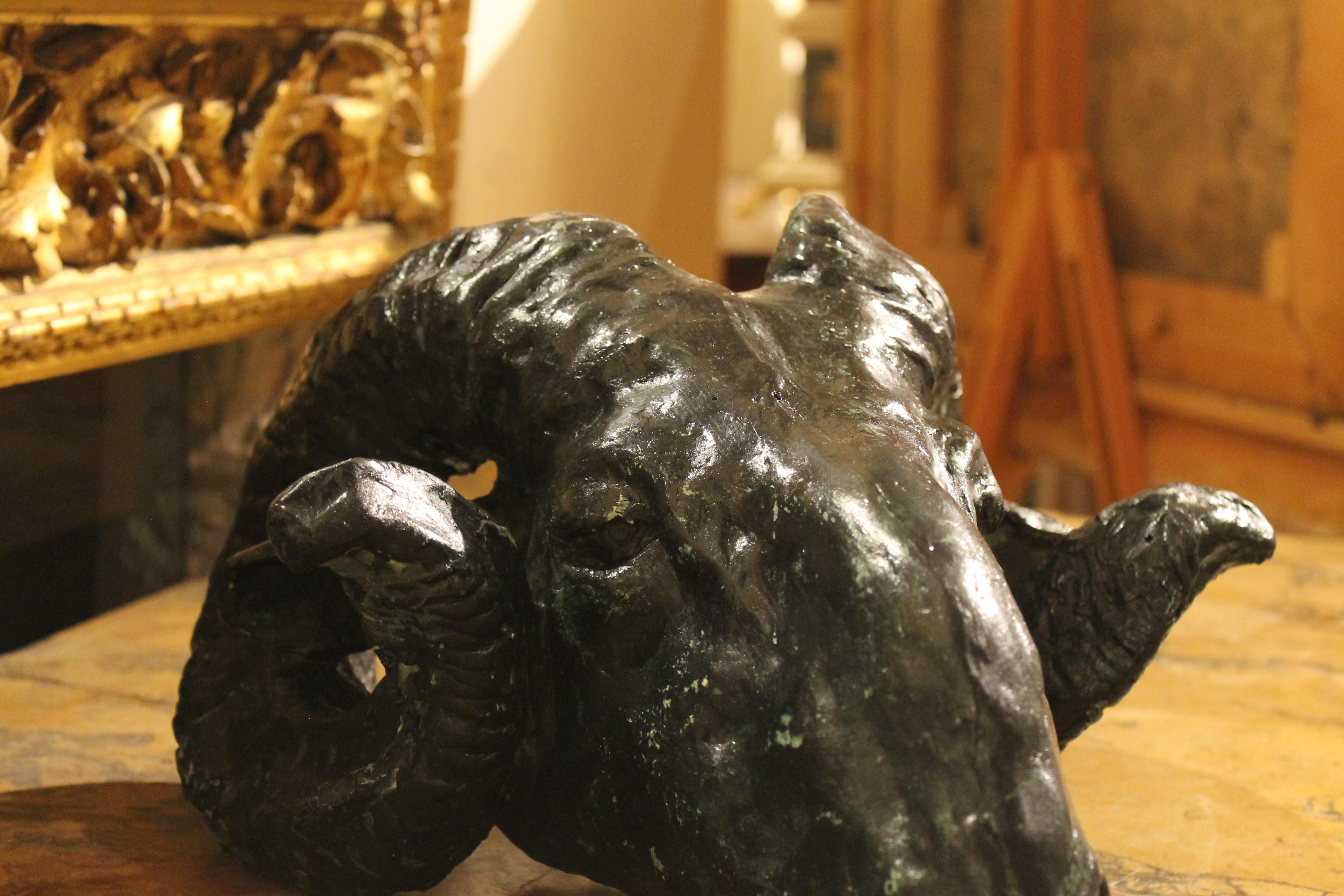Tête de bélier Sculpture contemporaine en plâtre avec patine verte Style Rome antique en vente 5