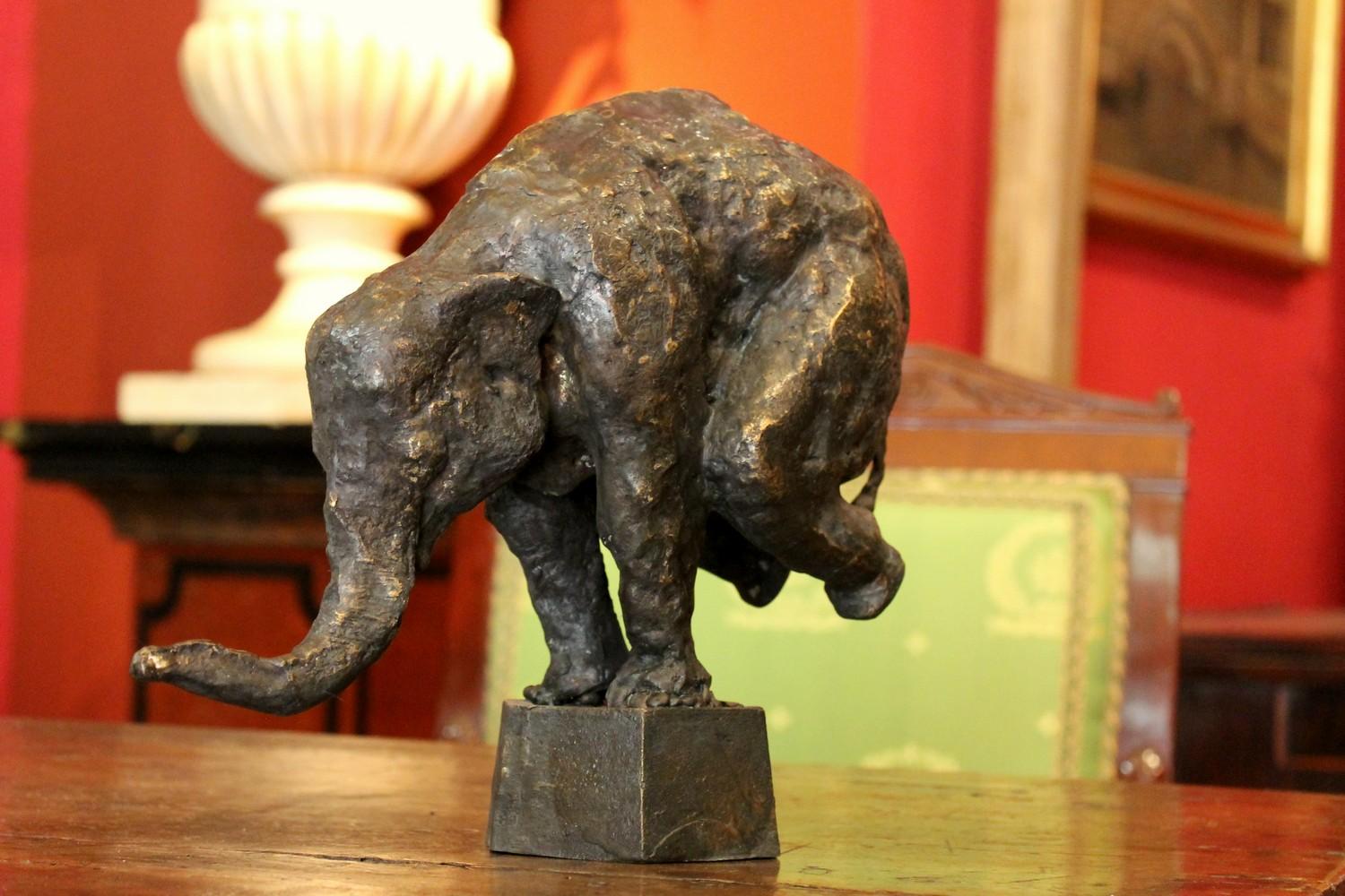 Through this bronze sculpture featuring a gold patina the artist takes us into an imaginative and fantastic world, the image of the elephant on the pedestal reminds us of the circus environment and is linked to childhood memories. In this case the