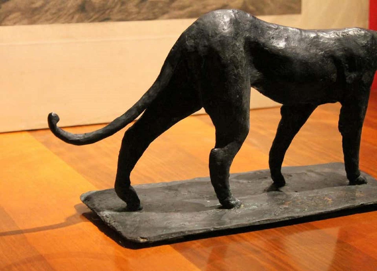 Zeitgenössische, vom Art déco inspirierte Leoparden-Skulptur aus schwarzer, patinierter massiver Bronze im Angebot 4