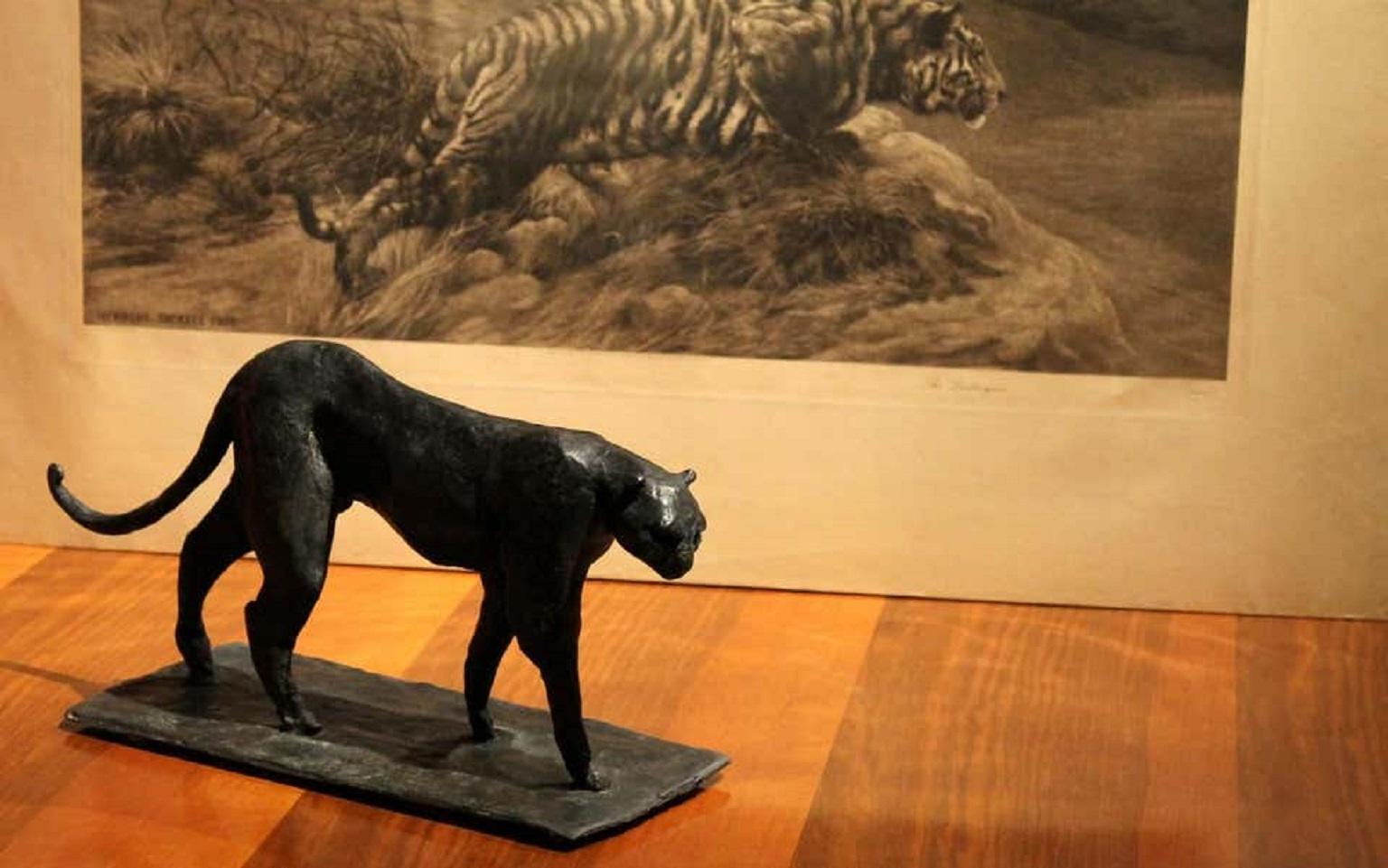 Zeitgenössische, vom Art déco inspirierte Leoparden-Skulptur aus schwarzer, patinierter massiver Bronze im Angebot 9