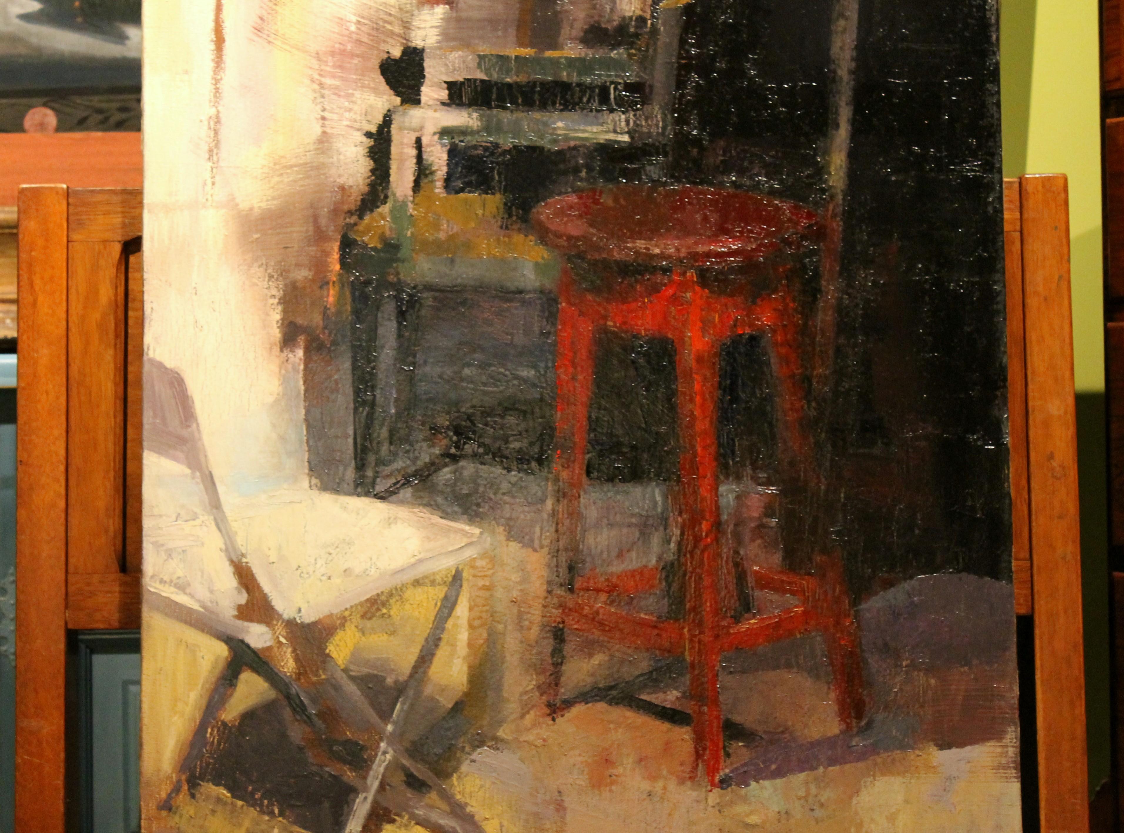 Zeitgenössisches Gemälde, Öl auf Leinwand, Innenszene mit rotem Hocker und Stühlen im Angebot 8