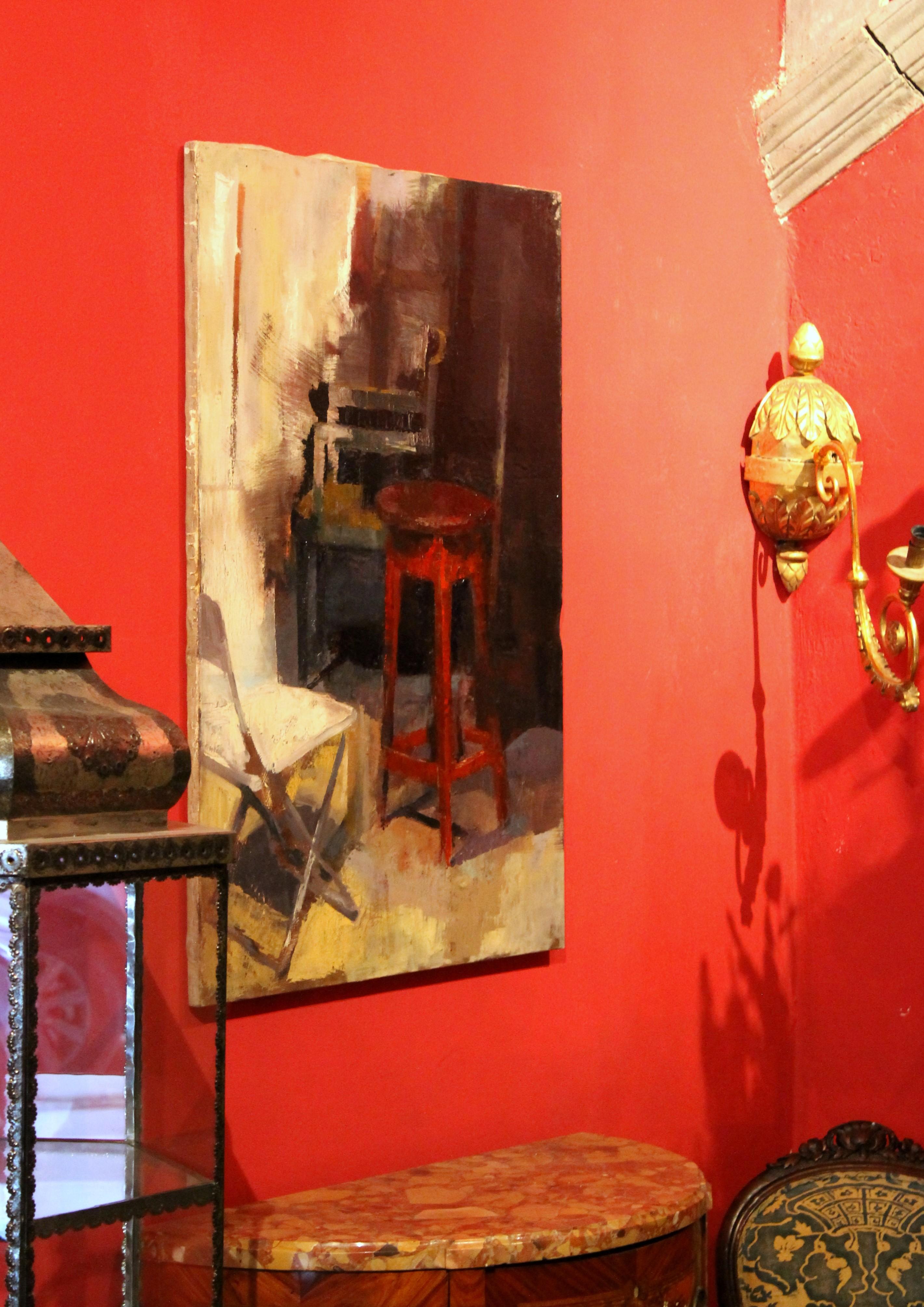 Zeitgenössisches Gemälde, Öl auf Leinwand, Innenszene mit rotem Hocker und Stühlen im Angebot 3