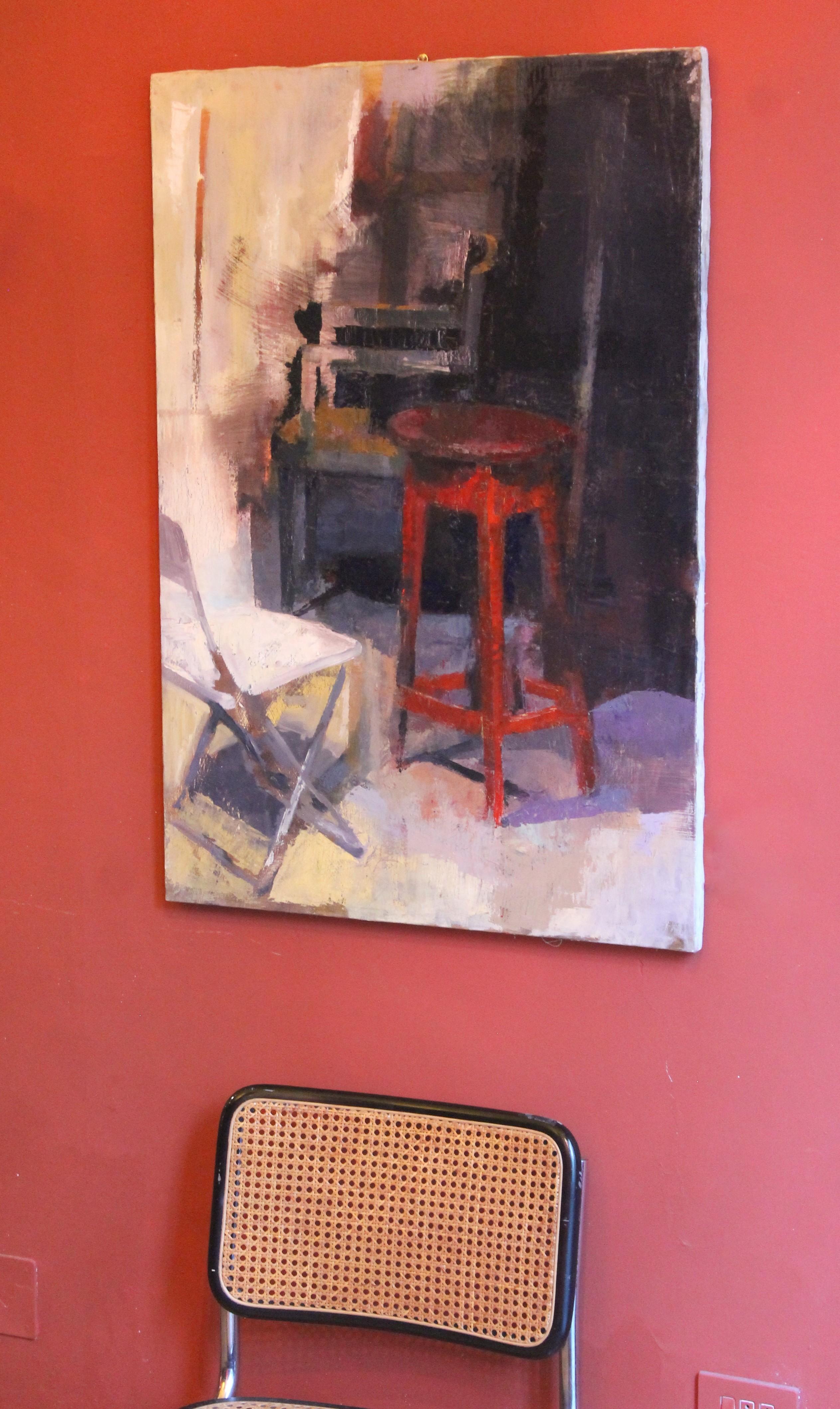 Zeitgenössisches Gemälde, Öl auf Leinwand, Innenszene mit rotem Hocker und Stühlen im Angebot 4