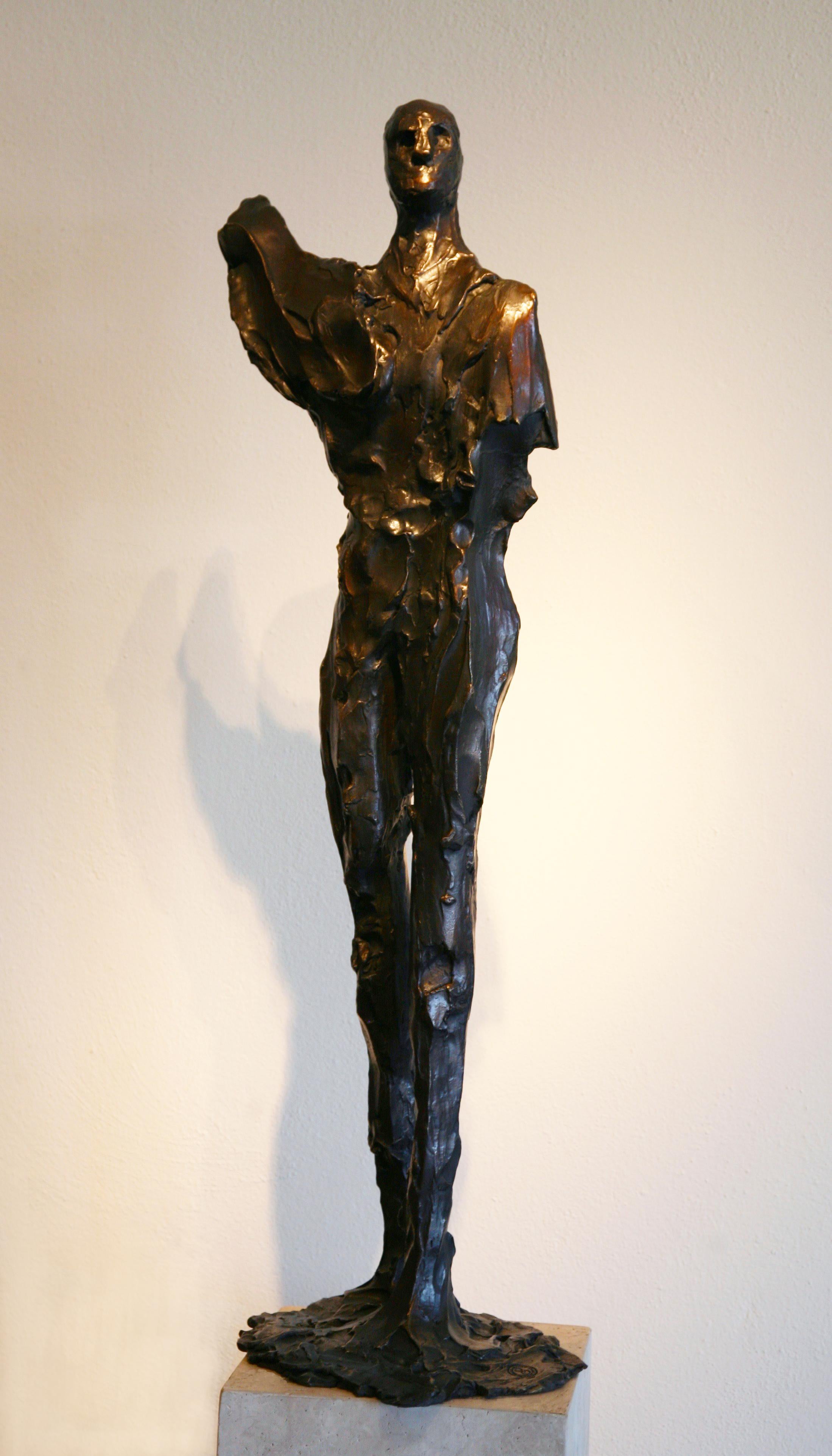 Sculpture - Homme peint en bronze - Or Figurative Sculpture par Frank Arnold