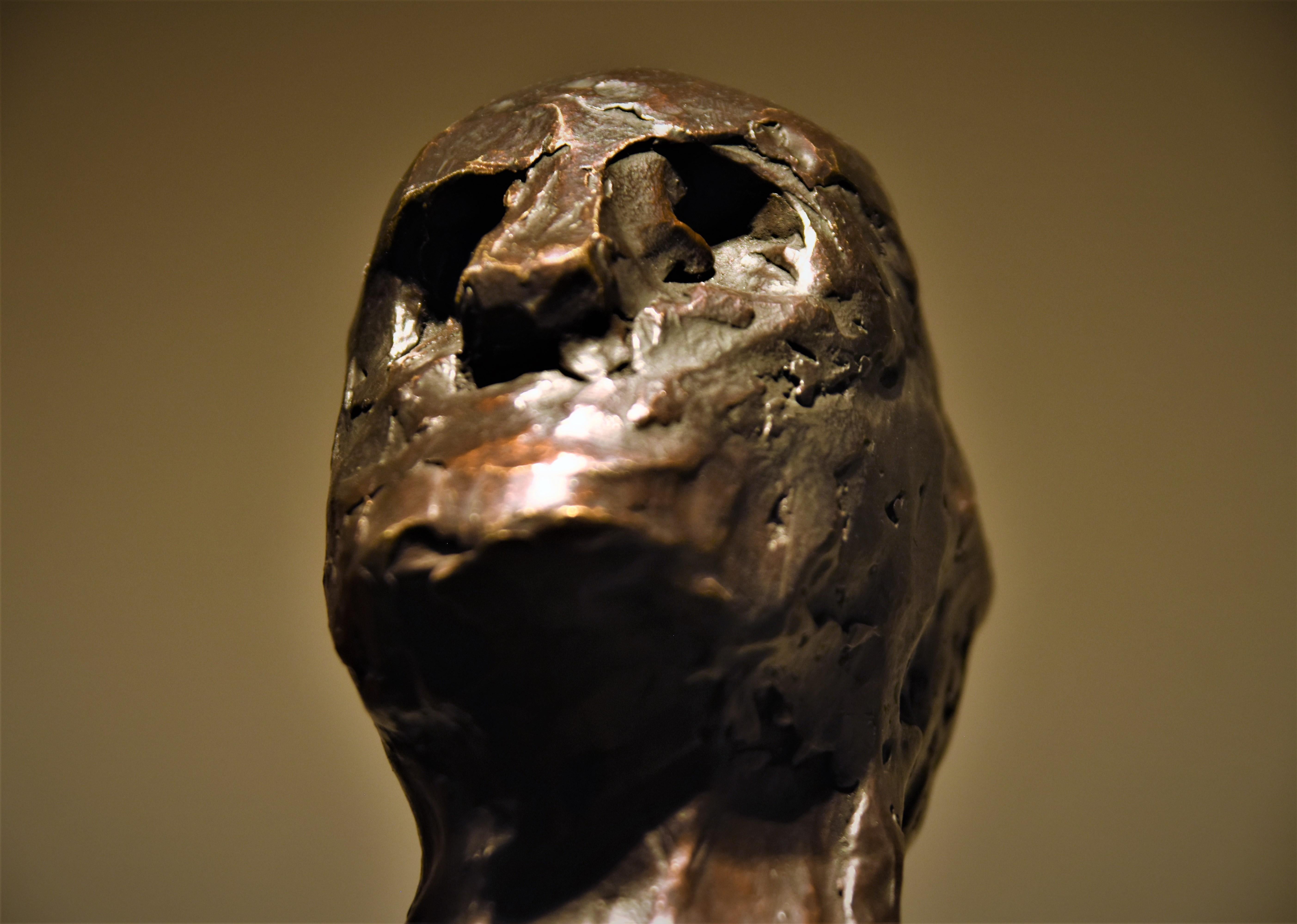 Bronzeskulptur Gemalter Mann (Gold), Figurative Sculpture, von Frank Arnold