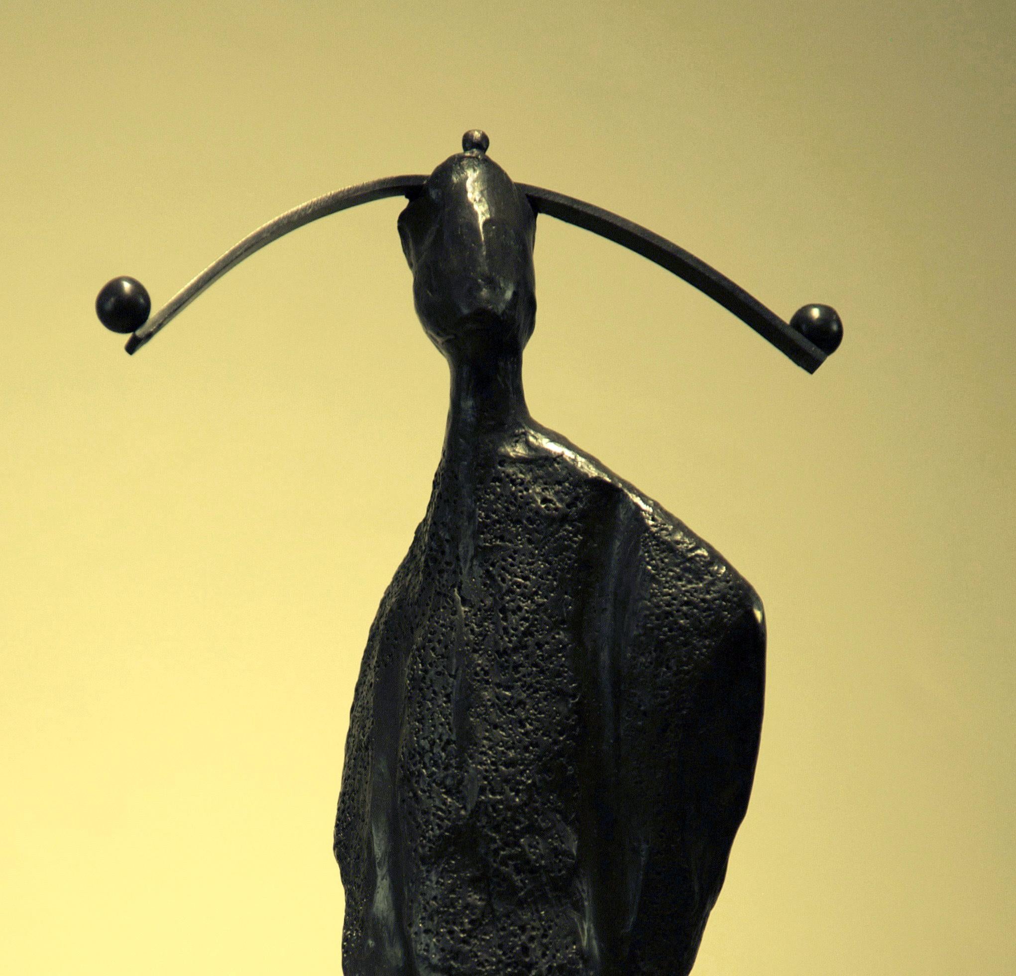 Garde 8 - Or Abstract Sculpture par Frank Arnold