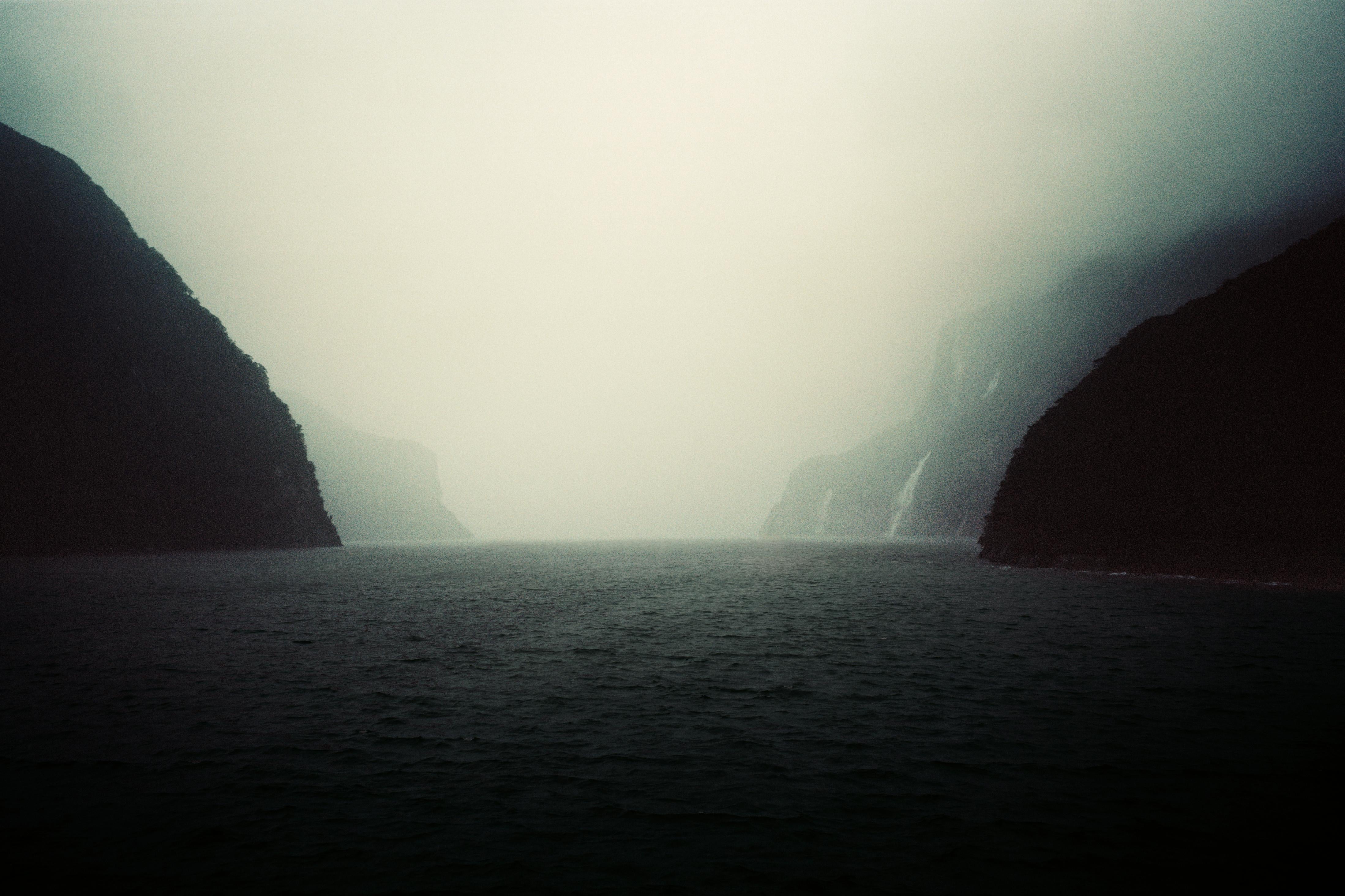 Color Photograph Bernhard Quade - Milford Sound, Nouvelle-Zélande