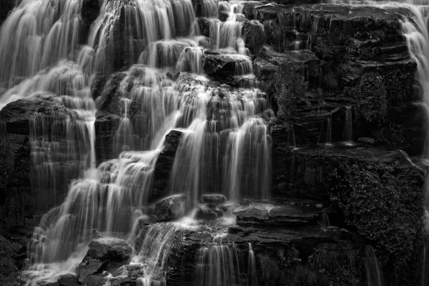 Abstract Photograph Jose Bassit - Chute d'eau de Chapada Diamantina, Brésil - Noir et blanc - Photographie de Nature