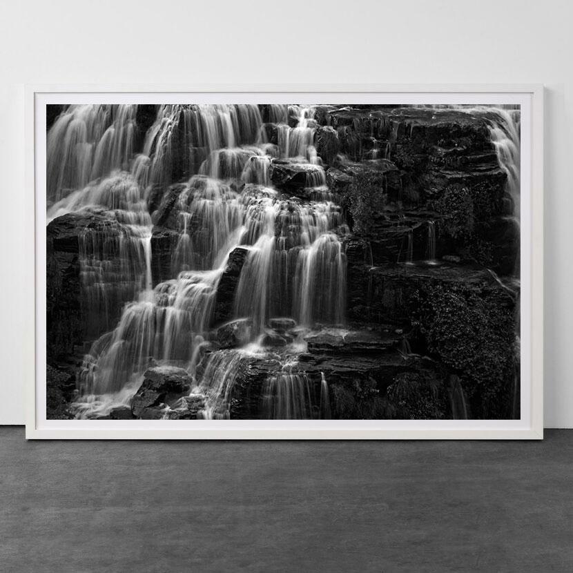 Chute d'eau de Chapada Diamantina, Brésil - Noir et blanc - Photographie de Nature en vente 1