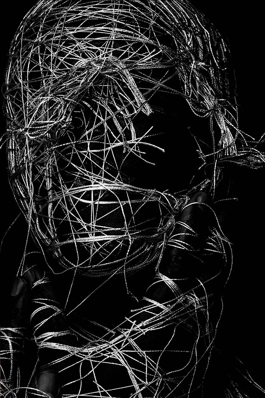 Gabriel Wickbold Portrait Photograph – Ich bin online #12
