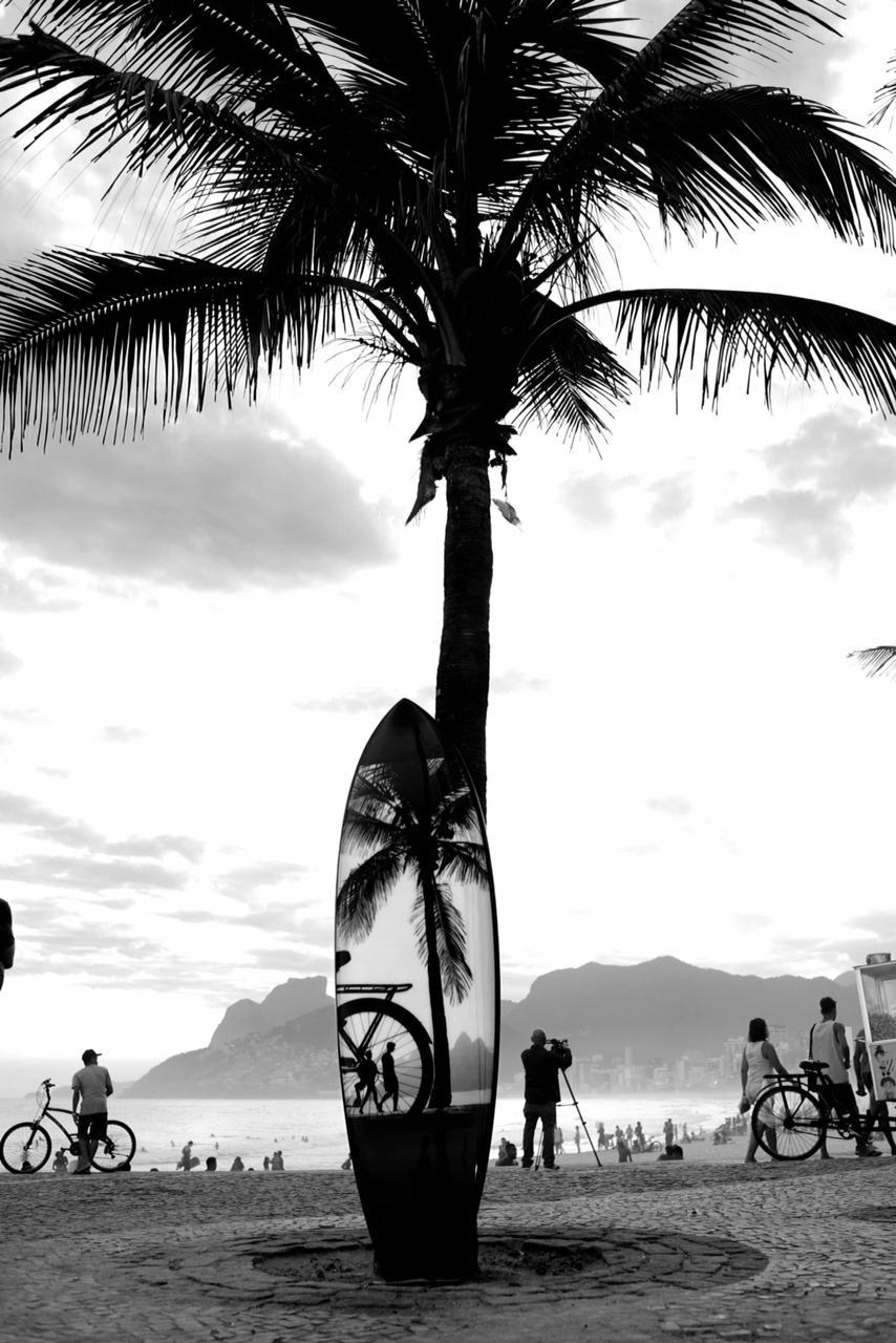JOAQUIM NABUCO
Surfbrett Rio 3, Serie Rio de Janeiro

70 x 20 x 2,5 Zoll
polyesterharz; handgeformter Polyurethanschaum; Digitaldruck
Schwalbenschwanz: 70 h. x 20 x 2,5