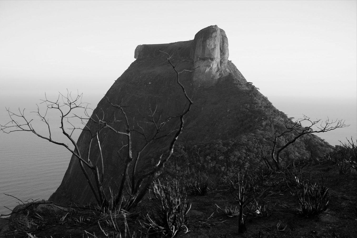 Joaquim Nabuco Landscape Photograph – Rio sem cor #13, Geometria Carioca Serie, Rio de Janeiro, Brasilien, 2018