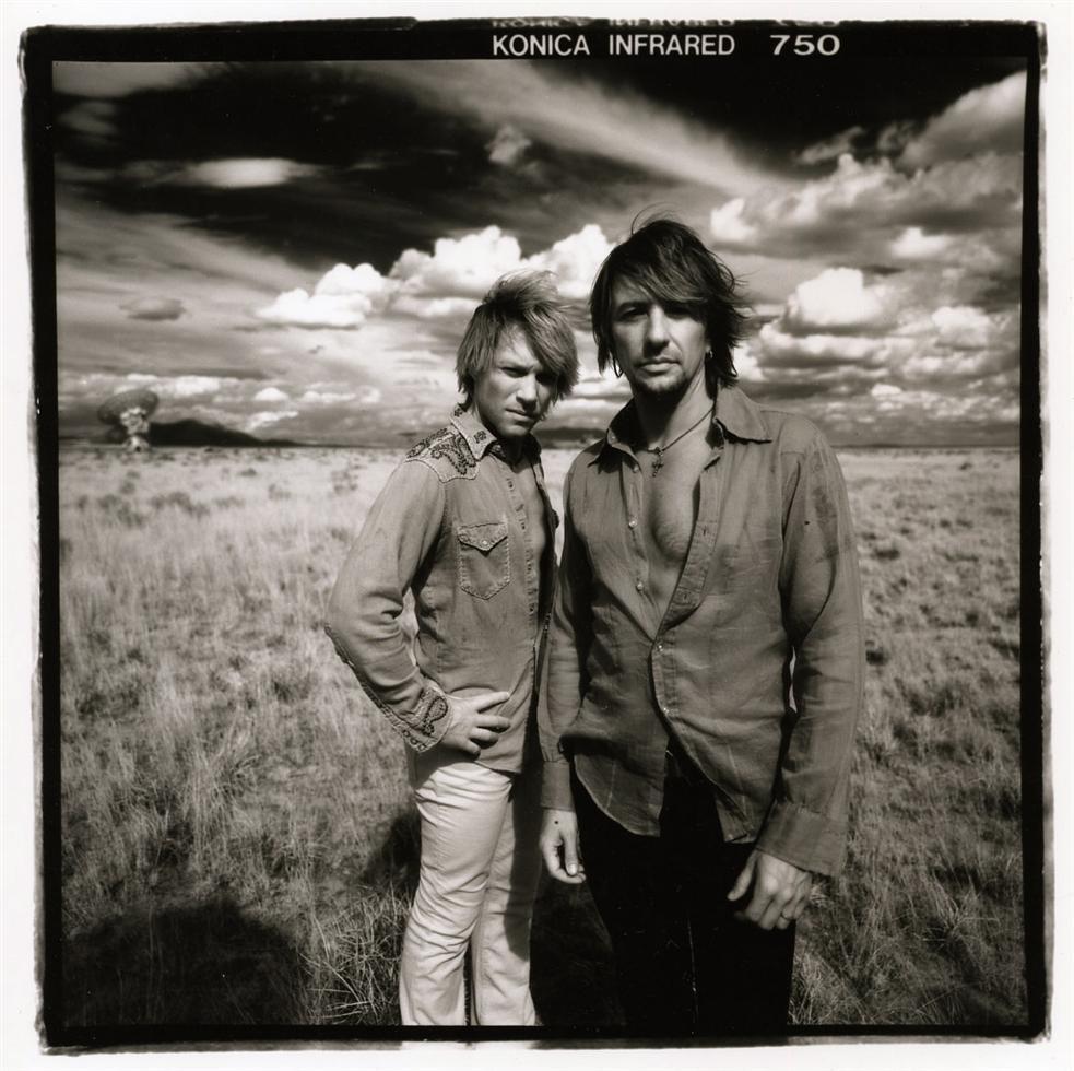 Sam Erickson Portrait Photograph – Jon Bon Jovi und Richie Sambora an der VLA, New Mexico, 2002