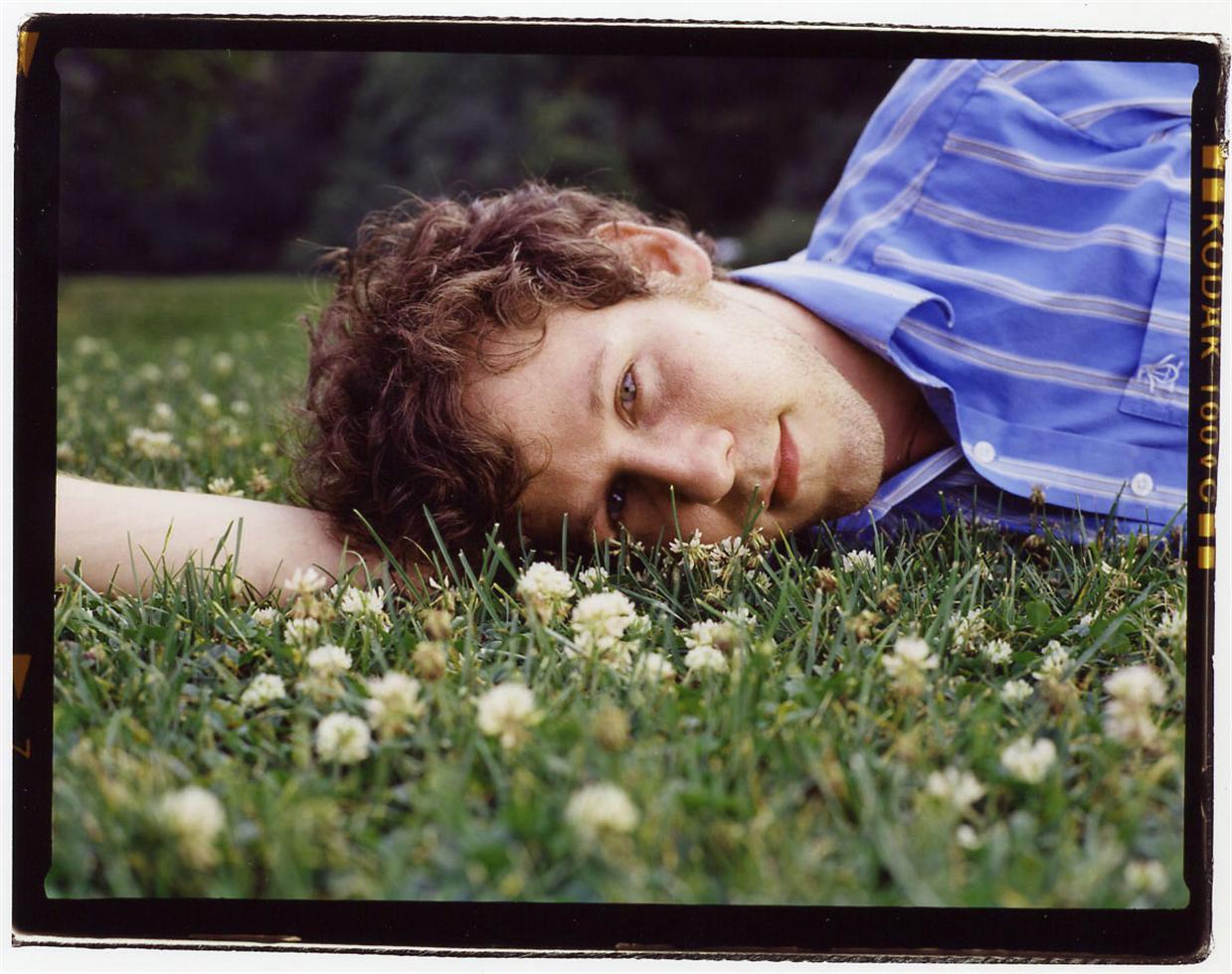 Sam Erickson Portrait Photograph – Ben Lee, Porträt im Gras, 2005